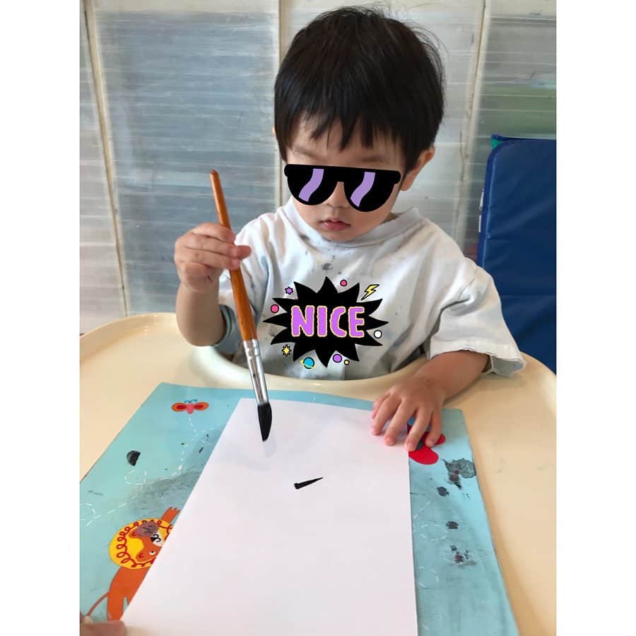 のインスタグラム：「一丁前 年が明け、筆を持つ機会がありました #初めての書き初め #いや筆遊びか #なかなかの芸術作品 #親バカな感想です #1歳8ヶ月 #1歳 #男の子ママ」