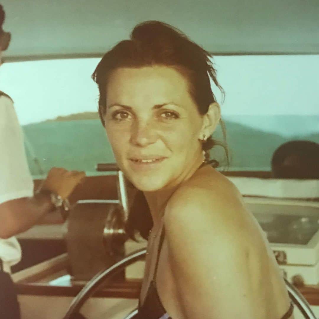 ナタリア・コルドバ・バックリーのインスタグラム：「esta mujercita es mi madre...y hoy es su cumpleaños. gracias @mdcarmenrod por cuidarme desde que fui una célula en tu panza, por pujar con todo tu poder para entregarme a la vida y durante esta vida siempre dar lo mejor de ti, sea eso lo que sea, signifique lo mejor de ti lo que signifique, en búsqueda de mi alegría y bienestar. gracias madre...te adoro.」