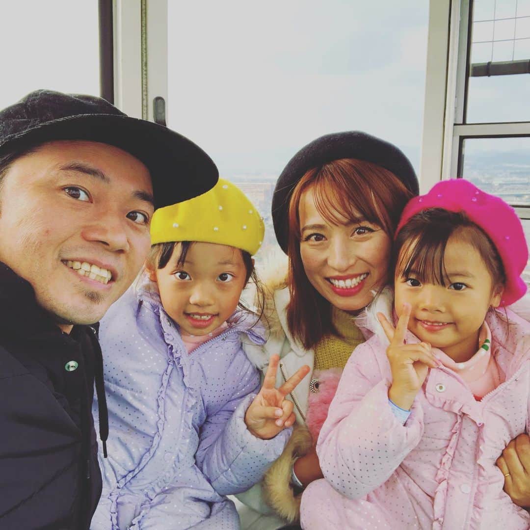 rollmakikoのインスタグラム：「あけましておめでとうございます（遅） 年末年始は9連休🌈 とにかく沢山忘年会してました🤤🍺笑 . 毎年恒例の紀伊長島年末港市では 魚の詰め放題して、ランして、 美味しい伊勢海老🦞堪能しました🏃‍♀️ 会いたかった人達にもいっぱい会えて嬉しかった♥️♥️♥️ . 大掃除してたら、換気扇の奥から メガネ👓が出てきて夫婦で大爆笑‼️ 恐らく10年前に家を建ててくれた大工さんの物と思われる...（笑） . 元旦は初日の出ランしたり、初売りに行ったり、お墓参りして実家でごはん🍽💖 . 2日と3日は大阪旅行🧡　 道頓堀でたこ焼きと串カツ食べて酔っ払い🍸🍷🍻 朝から枚方パーク🎡で遊んで、イルミネーション見て、温泉入って帰ってきた😆 . 4日は 朝からラン仲間で犬山城の城下町ラン🏃‍♀️ 午後は某有名人が三重に来ると聞いて友達とパチンコ屋さんに潜入😆 色紙とツーショット撮影会GET👏💕誰かは聞かないで下さい（笑） . 5日はiPhone11を買いにAppleへ🍎 毎日遊んじゃって全然休めてないけど（笑）めっちゃ楽しかった〜🌈💕 今から繁忙期、春まで仕事詰まりまくりなので元気に頑張ります🍣 今年もよろしくお願いします♥️♥️♥️ . . #紀伊長島年末港市 #ししゃも詰め放題　#77匹 #紀伊長島ラン #ヒゲ兄貴 #忘年会　#増量中  #お酒練習した効果出ず #家族旅行　#またまた弾丸 #行きながらホテルとる  #めっちゃ便利でいいホテルとれた #心斎橋　#道頓堀　#わなかのたこやき  #串カツじゃんじゃん #串カツ #迷子になった　#家族に撒かれた #枚方パーク#犬山城下町 #初日の出ラン #キング観光　 #さー今日もがんばろ #オッドアイ」