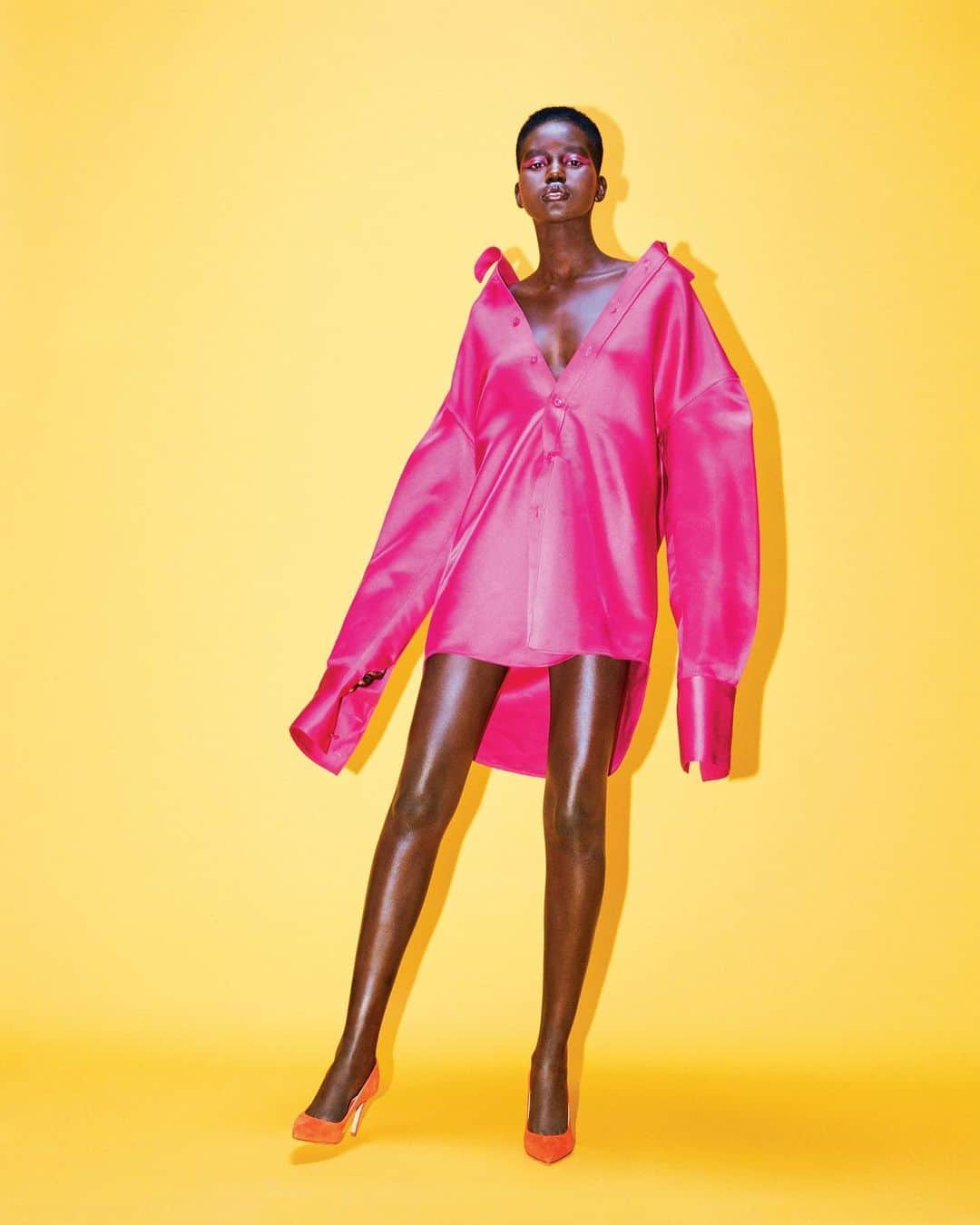 ガブリエル・ユニオンさんのインスタグラム写真 - (ガブリエル・ユニオンInstagram)「This week’s #WCW is the stunning and dynamic South Sudanese-Australian model, Adut Akech Bior. She spent her early years in a refugee camp in Kenya, and she attributes this life of violence and fear to what taught her the power of gratitude . In school she was bullied for her skin tone and her gap, and now she has owned those aspects of herself and  made  it into a brand of self love!  She started her modeling career at 16 years old, and just three years later has graced the cover of countless magazines and has garnered awards and honors like: , 2019 BFA - Model of The Year, 2019 Industry vote - Model of The Year, 2019 Time - 100 NEXT List… just to name a few. Beyond her beauty, she is set to work with the U.N. to help refugees at her former camp, and one day she wants to build a school, a hospital, or a modeling agency in South Sudan. Keep on shining. Let us lift her up in the light of goodness and hold her there.」1月9日 6時25分 - gabunion