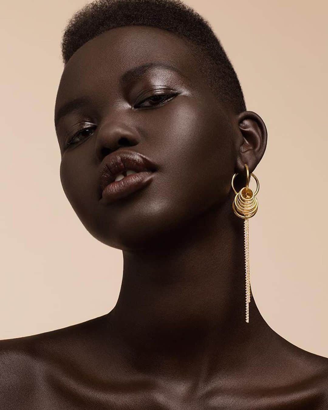 ガブリエル・ユニオンさんのインスタグラム写真 - (ガブリエル・ユニオンInstagram)「This week’s #WCW is the stunning and dynamic South Sudanese-Australian model, Adut Akech Bior. She spent her early years in a refugee camp in Kenya, and she attributes this life of violence and fear to what taught her the power of gratitude . In school she was bullied for her skin tone and her gap, and now she has owned those aspects of herself and  made  it into a brand of self love!  She started her modeling career at 16 years old, and just three years later has graced the cover of countless magazines and has garnered awards and honors like: , 2019 BFA - Model of The Year, 2019 Industry vote - Model of The Year, 2019 Time - 100 NEXT List… just to name a few. Beyond her beauty, she is set to work with the U.N. to help refugees at her former camp, and one day she wants to build a school, a hospital, or a modeling agency in South Sudan. Keep on shining. Let us lift her up in the light of goodness and hold her there.」1月9日 6時25分 - gabunion