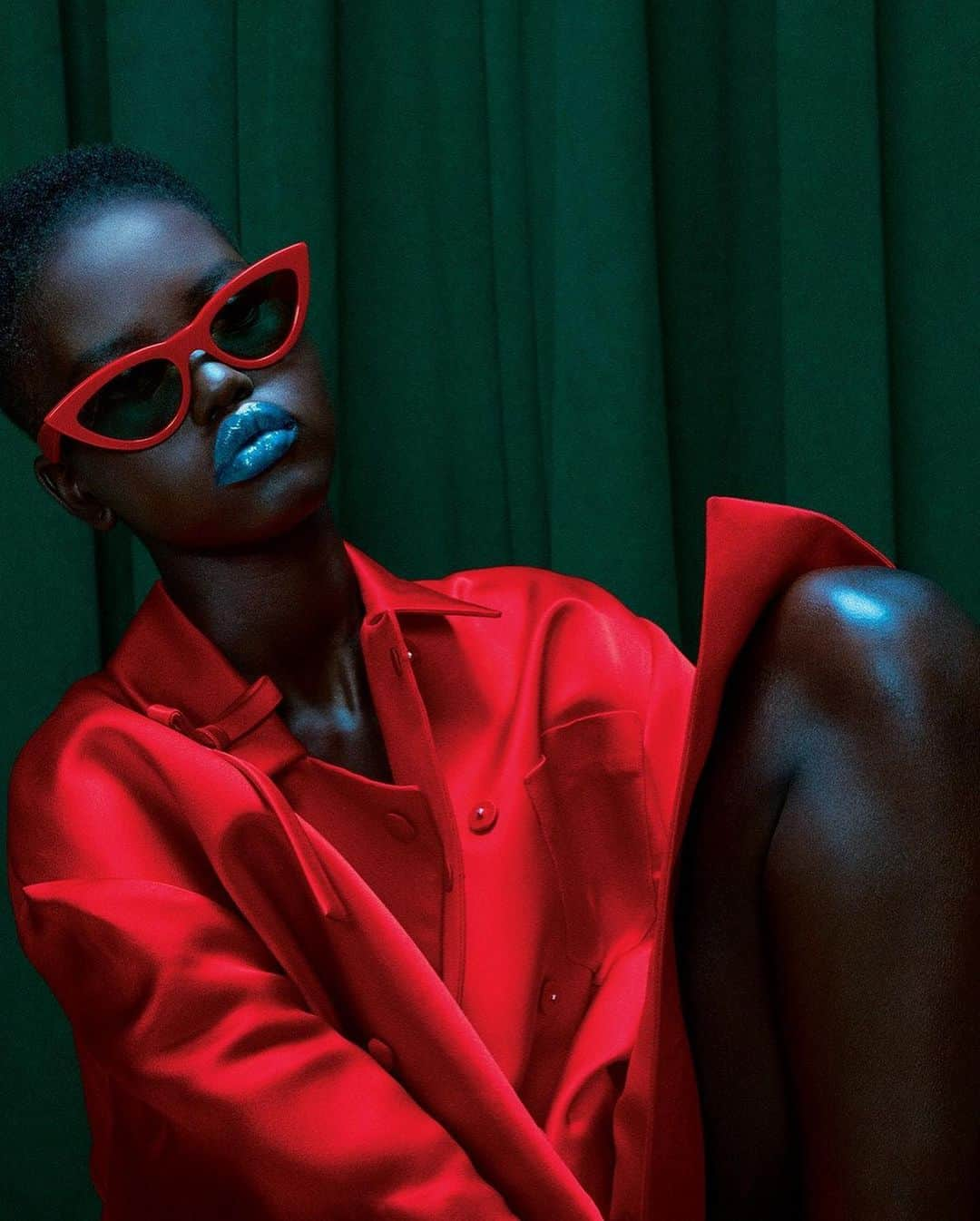 ガブリエル・ユニオンさんのインスタグラム写真 - (ガブリエル・ユニオンInstagram)「This week’s #WCW is the stunning and dynamic South Sudanese-Australian model, Adut Akech Bior. She spent her early years in a refugee camp in Kenya, and she attributes this life of violence and fear to what taught her the power of gratitude . In school she was bullied for her skin tone and her gap, and now she has owned those aspects of herself and  made  it into a brand of self love!  She started her modeling career at 16 years old, and just three years later has graced the cover of countless magazines and has garnered awards and honors like: , 2019 BFA - Model of The Year, 2019 Industry vote - Model of The Year, 2019 Time - 100 NEXT List… just to name a few. Beyond her beauty, she is set to work with the U.N. to help refugees at her former camp, and one day she wants to build a school, a hospital, or a modeling agency in South Sudan. Keep on shining. Let us lift her up in the light of goodness and hold her there.」1月9日 6時25分 - gabunion