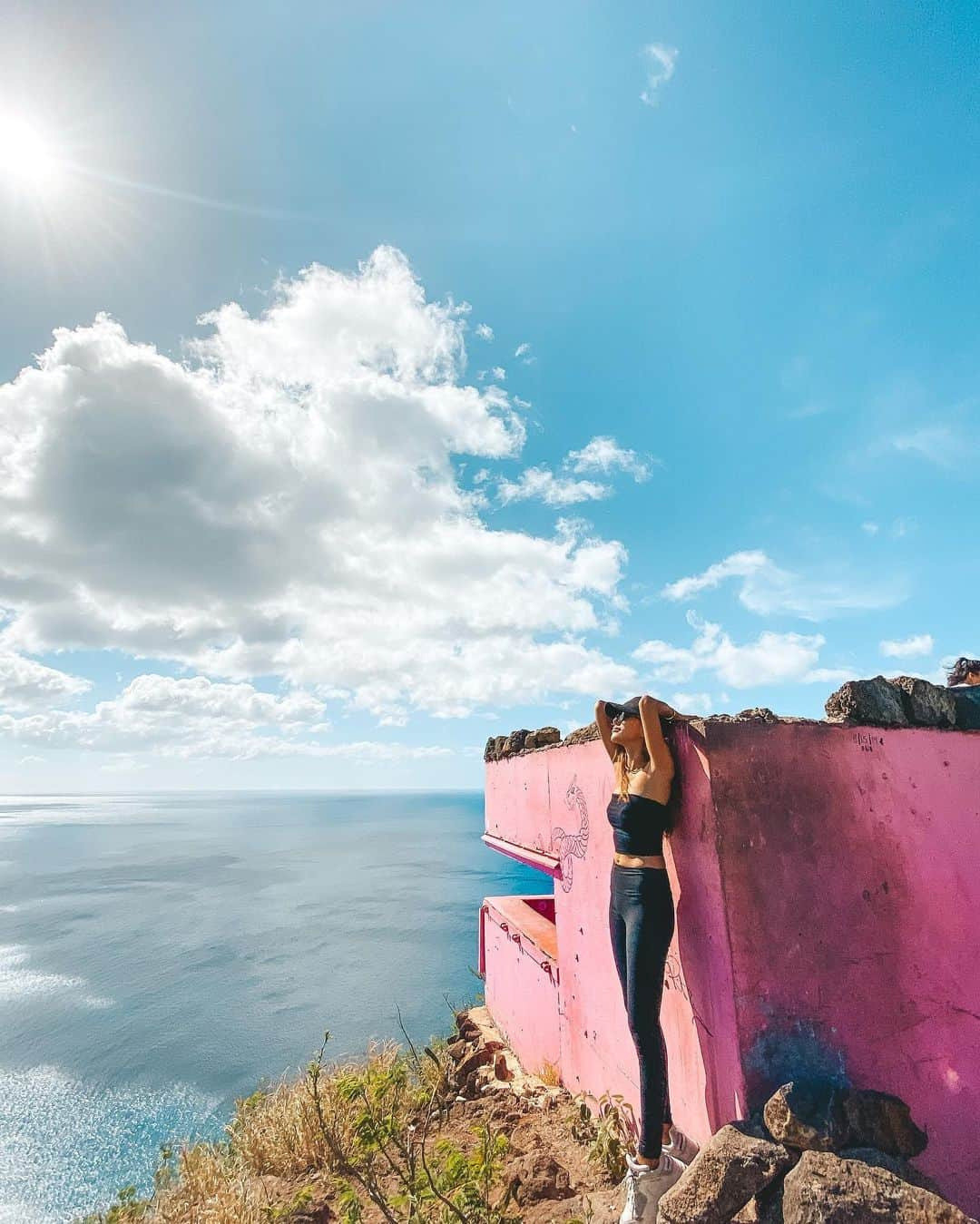 福井仁美さんのインスタグラム写真 - (福井仁美Instagram)「FIRST DAY HIKES 2020💕 📍Maili pillbox ────────────────────── #pinkpillbox #hawaii #trail #hike #hiking #ハイキング　#ハワイ #ピンクピルボックス  #今年もたくさんハイキングしたい」1月9日 6時36分 - hitton28