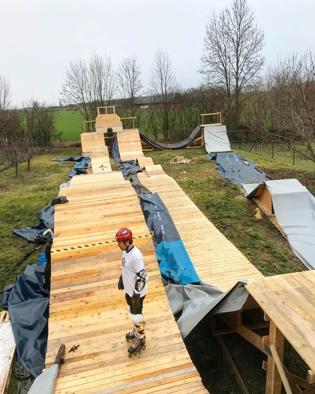 鈴木雅仁のインスタグラム：「・ 🇨🇿滞在記 CZIXチェコチームがDIYで作り上げた、トラックで練習させてもらいました！  ない物は作る精神は素晴らしいです！  やる度に、上達はしますが、大会では練習滑走が2本しか無いので、すぐに対応出来る能力が必要となります。  慣れてきた頃に、クラッシュし練習終了しました。（笑）  #redbullicecross #プラハ #チェコ　#レッドブルアイスクロス　#アイスホッケー　#スキー　#スノボー　#ウィンタースポーツ　#gobeyonder #グローバルWiFi #GOBEYOND #globalwifi #nitrocoffee #ゲレンデ #レッドブル」