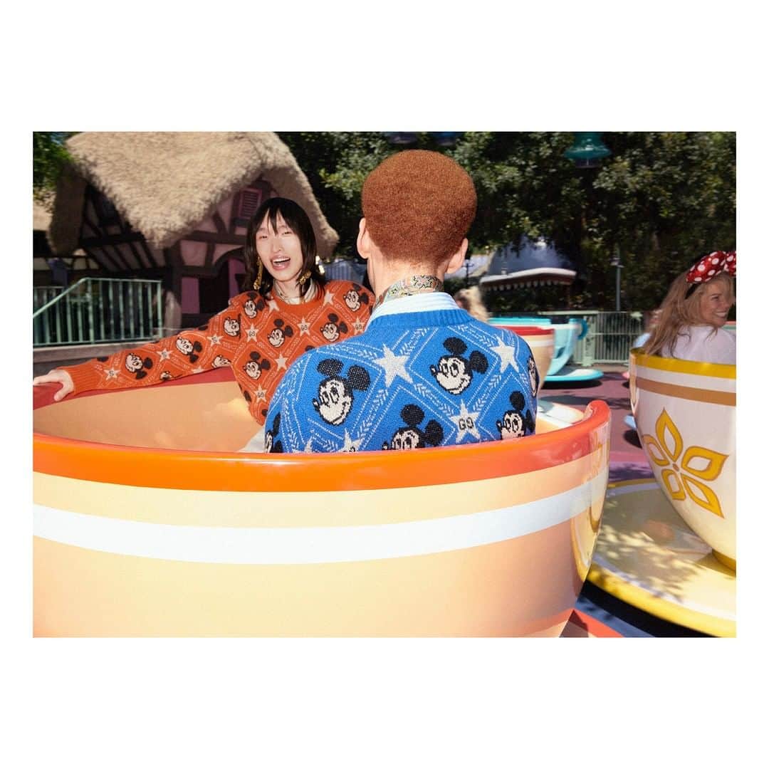 グッチさんのインスタグラム写真 - (グッチInstagram)「Enjoying a sunny day at Disneyland wearing the #DisneyXGucci collection by @alessandro_michele: actor Earl Cave @psychoearli and designer, stylist and poet Zoë Bleu @__zoe_bleu_arquette__. #AlessandroMichele. ©Disney Discover the collection through link in bio.」1月9日 7時00分 - gucci