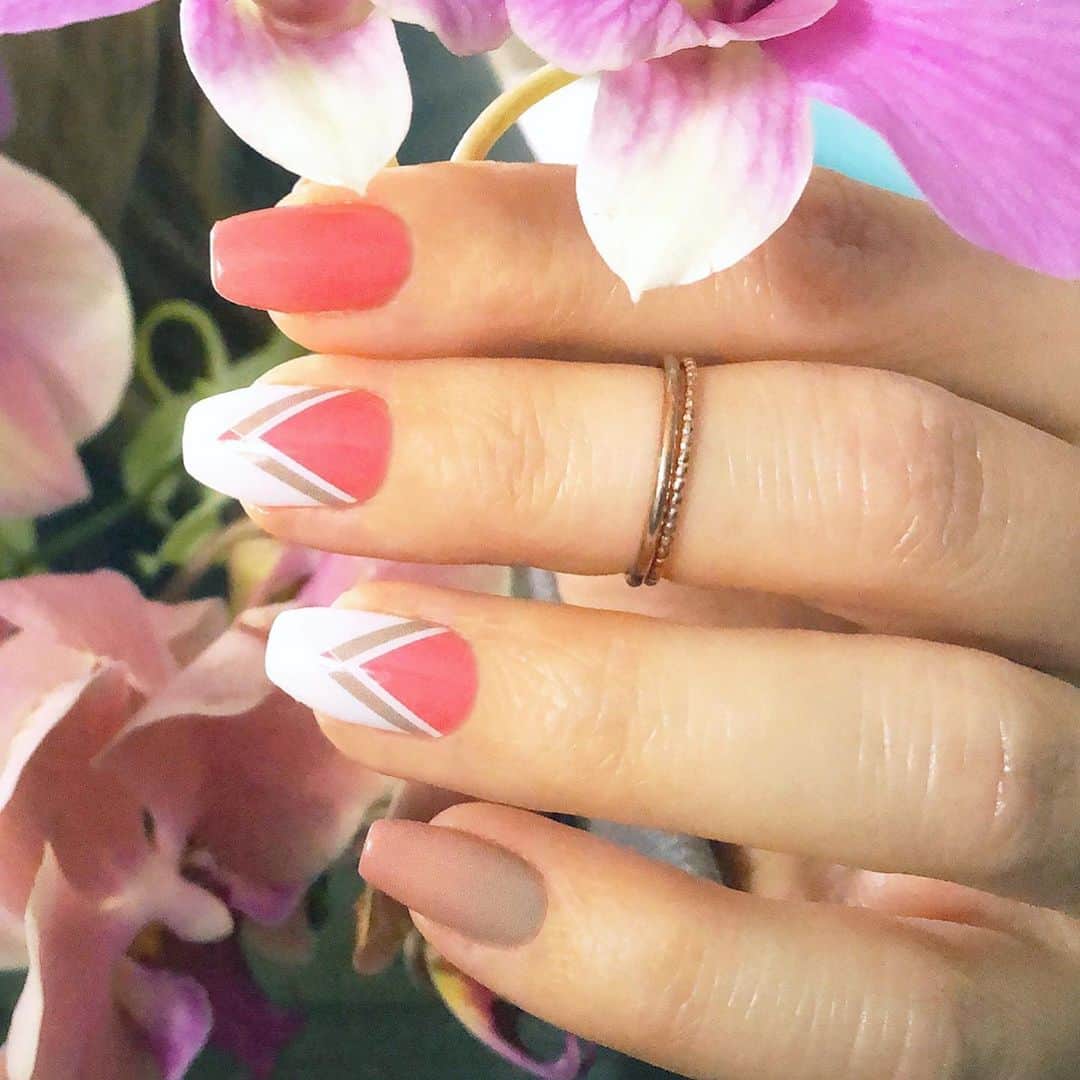 Jamberryのインスタグラム：「// NAIL WRAP // One of your fav January designs, “On the Scene” is a glossy mixed-mani featuring a pink ombré paired with a white and pink geometric design. Can we all say L.O.V.E.?! 🙋🏻‍♀️ if this beauty is in your shopping cart! . . . #onthescenejn #jamberry #jamberrynails #jamberrynailwraps #trendy10jn」