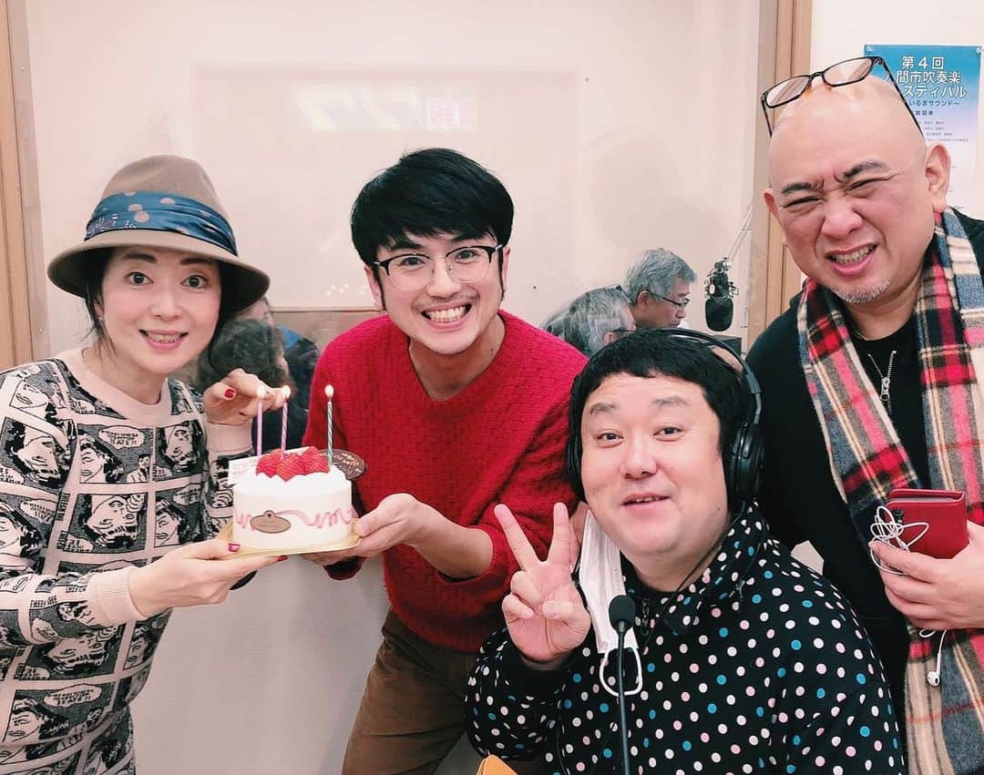 江藤あやさんのインスタグラム写真 - (江藤あやInstagram)「昨日は「ドロンズ石本と会長のメロータッチ」の収録でした。 なんと！今年初のアーティストゲストとして呼んでいただきました😆 うふふ💕 仲良しのみっちゃんと同じ年の3人組でワイワイやらせてもらいました。 めちゃくちゃ楽しかった〜✨ 本日発売するミニアルバム『彩〜irodori〜』の曲を紹介していただきました。有り難き幸せ✨ あたし宛のリクエストメッセージがたくさん届いてました！ 皆さん、ありがとうございます🙇‍♀️お答えさせていただきました。 ・ みっちゃんが8日、あたしが9日誕生日なんだけど、サプライズで収録中に会長がケーキを持って登場‼️ びっくりした〜😆😆😆 久しぶりに会長とお会い出来て嬉しかったです💕 ・ プレゼントに👄の形したなんかよーわからん口角あげるやつもらいました（笑）紐を引っ張って離すとブルブル震えるやつ。 ラジオじゃ全く伝わらんと思うけど😅 会長、石本さん、ディレクターのまりさん、本当にありがとうございました😊 とても幸せな誕生日イヴになりました💗 皆さん、ラジオ聞いてくださいね😉 1/10(金)24時〜25時、ＦＭチャッピーで放送です。 ・ #メロータッチ #fmチャッピー  #fm茶っピー  #ドロンズ石本  #満田伸明  #江藤あや #シャブ山シャブ子 #知多市ふるさと観光大使」1月9日 7時18分 - ayayakko19