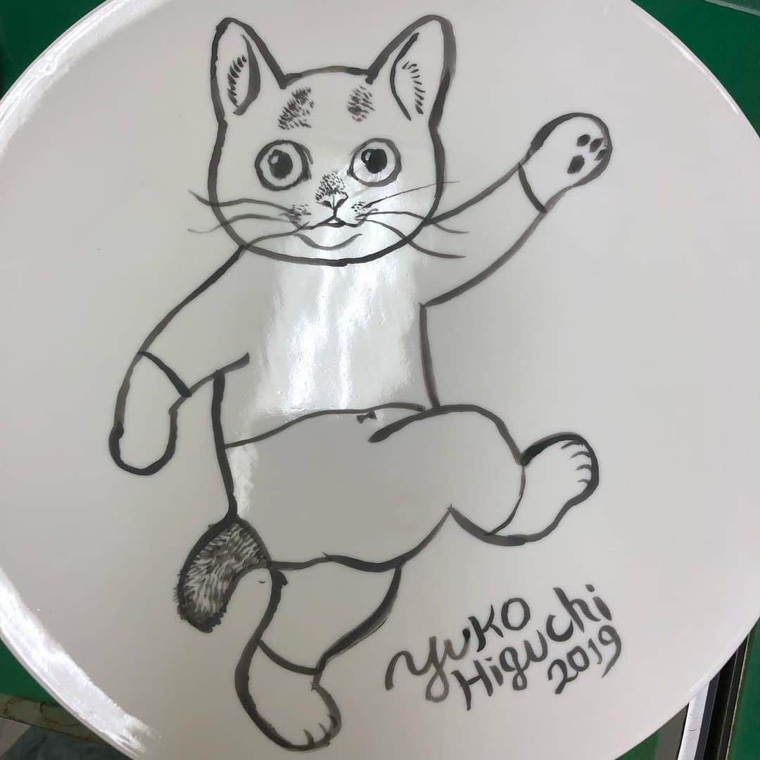 ヒグチユウコさんのインスタグラム写真 - (ヒグチユウコInstagram)「#8人の陶磁器展　にて展示しております九谷焼の作品は九谷の本場まで半年ほど前に行って絵付けしました。近場に泊まるところがこんな豪華なところしかなくラッキー🤞でした。三人で行ったのでとても楽しかった。 旅館はこんなところに缶詰にされて小説でも書きたい…と妄想するようなところでした。将棋の対局も行われるところで納得の広さ(四部屋ほどある)でこんなところに泊まったのはじめてで高校生のように三人ではしゃいで卓球とかしたけどからだは中年なのであっという間に息が上がりました。 画像のお皿は色つけ前。この大きな皿は　#ボリス雑貨店　二階に展示してあります。九谷らしい赤で躍動感ある小春が多いです。風鈴のツチグリは今回は出せてませんがいつかお目見えできるかもです。」1月9日 7時18分 - yukohiguchi3