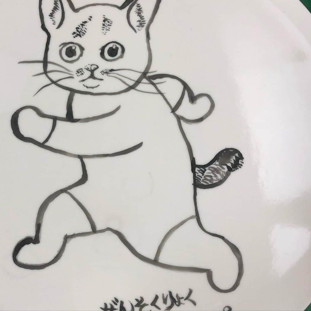 ヒグチユウコさんのインスタグラム写真 - (ヒグチユウコInstagram)「#8人の陶磁器展　にて展示しております九谷焼の作品は九谷の本場まで半年ほど前に行って絵付けしました。近場に泊まるところがこんな豪華なところしかなくラッキー🤞でした。三人で行ったのでとても楽しかった。 旅館はこんなところに缶詰にされて小説でも書きたい…と妄想するようなところでした。将棋の対局も行われるところで納得の広さ(四部屋ほどある)でこんなところに泊まったのはじめてで高校生のように三人ではしゃいで卓球とかしたけどからだは中年なのであっという間に息が上がりました。 画像のお皿は色つけ前。この大きな皿は　#ボリス雑貨店　二階に展示してあります。九谷らしい赤で躍動感ある小春が多いです。風鈴のツチグリは今回は出せてませんがいつかお目見えできるかもです。」1月9日 7時18分 - yukohiguchi3