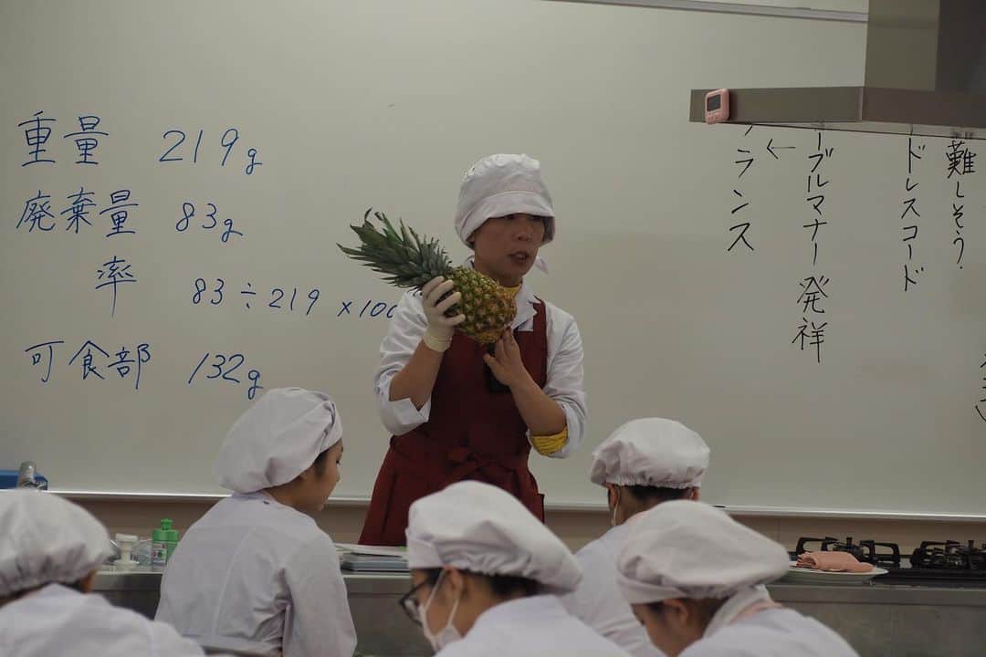 福岡女子短期大学さんのインスタグラム写真 - (福岡女子短期大学Instagram)「健康栄養学科の1年生「栄養士」めざして頑張っていました！ . こんにちは、福岡女子短期大学です。 . 健康栄養学科1年生の「基礎調理学実習」にてフルーツカッティングを行っていました。 . 実際に「栄養士」として勤務した場合、フルーツを一口大にカットすることも多々あります。 . どれぐらいの大きさが適切か、入院患者さん・保育園の子ども達が口をどれぐらい広げるかを考えながら、フルーツを実際にカットしました。 . また、フルーツをカットした際に出る廃棄も、「栄養士」のカットの技術で減らすことが出来ることも紹介。廃棄をいかに抑えるかも意識しながら挑戦していました。 「栄養士」を目指して1年生頑張っていました。 . この投稿をご覧になって「いいね👍」「役に立った」と思われた方は、 @fukuoka_wjc をフォローをお願いします。 . ========[ お知しせ ]====== 福岡女子短期大学の資料（2020大学案内📕学生募集要項）を無料送付中です。本学ホームページ📲からお気軽に申し込みください🌟 ====================== . 子ども学科/健康栄養学科 音楽科/文化教養学科 . 福岡女子短期大学 住所：‪‪‪‪福岡県太宰府市五条四丁目16番‬1号‬‬‬ tel：‪‪‪092-922-4034‬‬‬（代表） . #福岡女子短期大学　#福女短　#健康栄養学科　#福岡女子短期大学健康栄養学科　#栄養士　#栄養士のたまご　#栄養士の卵　#栄養士になるには　#福岡　#管理栄養士　#管理栄養士の卵　#管理栄養士のたまご　#料理好きな人と繋がりたい #調理好きな人と繋がりたい #調理実習　#夢に向かって　#授業中　#短大生　#大学生　#写真好きな人と繋がりたい #写真撮るのが好きな人と繋がりたい #栄養教諭　#栄養士になりたい」1月9日 18時08分 - fukuoka_wjc