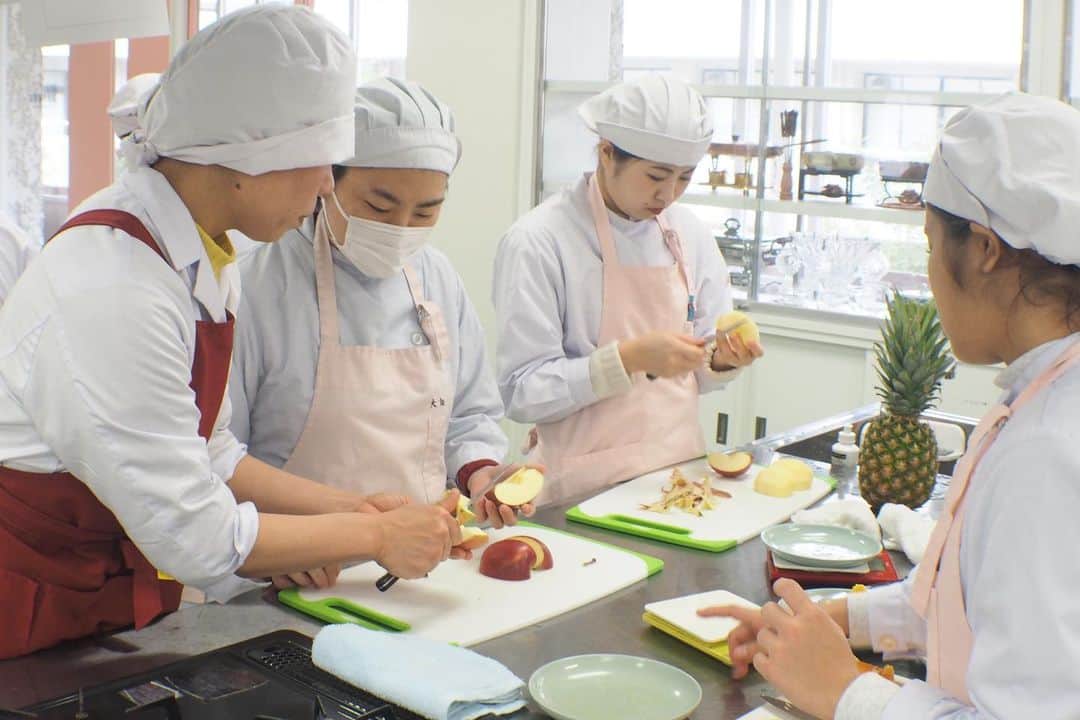 福岡女子短期大学さんのインスタグラム写真 - (福岡女子短期大学Instagram)「健康栄養学科の1年生「栄養士」めざして頑張っていました！ . こんにちは、福岡女子短期大学です。 . 健康栄養学科1年生の「基礎調理学実習」にてフルーツカッティングを行っていました。 . 実際に「栄養士」として勤務した場合、フルーツを一口大にカットすることも多々あります。 . どれぐらいの大きさが適切か、入院患者さん・保育園の子ども達が口をどれぐらい広げるかを考えながら、フルーツを実際にカットしました。 . また、フルーツをカットした際に出る廃棄も、「栄養士」のカットの技術で減らすことが出来ることも紹介。廃棄をいかに抑えるかも意識しながら挑戦していました。 「栄養士」を目指して1年生頑張っていました。 . この投稿をご覧になって「いいね👍」「役に立った」と思われた方は、 @fukuoka_wjc をフォローをお願いします。 . ========[ お知しせ ]====== 福岡女子短期大学の資料（2020大学案内📕学生募集要項）を無料送付中です。本学ホームページ📲からお気軽に申し込みください🌟 ====================== . 子ども学科/健康栄養学科 音楽科/文化教養学科 . 福岡女子短期大学 住所：‪‪‪‪福岡県太宰府市五条四丁目16番‬1号‬‬‬ tel：‪‪‪092-922-4034‬‬‬（代表） . #福岡女子短期大学　#福女短　#健康栄養学科　#福岡女子短期大学健康栄養学科　#栄養士　#栄養士のたまご　#栄養士の卵　#栄養士になるには　#福岡　#管理栄養士　#管理栄養士の卵　#管理栄養士のたまご　#料理好きな人と繋がりたい #調理好きな人と繋がりたい #調理実習　#夢に向かって　#授業中　#短大生　#大学生　#写真好きな人と繋がりたい #写真撮るのが好きな人と繋がりたい #栄養教諭　#栄養士になりたい」1月9日 18時08分 - fukuoka_wjc