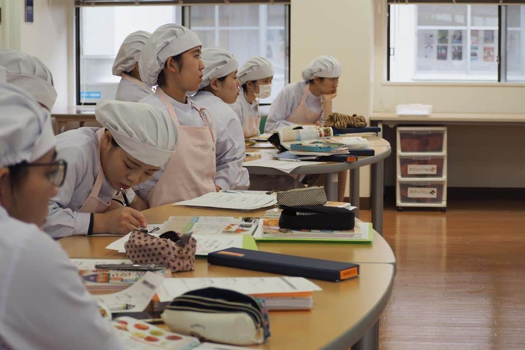 福岡女子短期大学さんのインスタグラム写真 - (福岡女子短期大学Instagram)「健康栄養学科の1年生「栄養士」めざして頑張っていました！ . こんにちは、福岡女子短期大学です。 . 健康栄養学科1年生の「基礎調理学実習」にてフルーツカッティングを行っていました。 . 実際に「栄養士」として勤務した場合、フルーツを一口大にカットすることも多々あります。 . どれぐらいの大きさが適切か、入院患者さん・保育園の子ども達が口をどれぐらい広げるかを考えながら、フルーツを実際にカットしました。 . また、フルーツをカットした際に出る廃棄も、「栄養士」のカットの技術で減らすことが出来ることも紹介。廃棄をいかに抑えるかも意識しながら挑戦していました。 「栄養士」を目指して1年生頑張っていました。 . この投稿をご覧になって「いいね👍」「役に立った」と思われた方は、 @fukuoka_wjc をフォローをお願いします。 . ========[ お知しせ ]====== 福岡女子短期大学の資料（2020大学案内📕学生募集要項）を無料送付中です。本学ホームページ📲からお気軽に申し込みください🌟 ====================== . 子ども学科/健康栄養学科 音楽科/文化教養学科 . 福岡女子短期大学 住所：‪‪‪‪福岡県太宰府市五条四丁目16番‬1号‬‬‬ tel：‪‪‪092-922-4034‬‬‬（代表） . #福岡女子短期大学　#福女短　#健康栄養学科　#福岡女子短期大学健康栄養学科　#栄養士　#栄養士のたまご　#栄養士の卵　#栄養士になるには　#福岡　#管理栄養士　#管理栄養士の卵　#管理栄養士のたまご　#料理好きな人と繋がりたい #調理好きな人と繋がりたい #調理実習　#夢に向かって　#授業中　#短大生　#大学生　#写真好きな人と繋がりたい #写真撮るのが好きな人と繋がりたい #栄養教諭　#栄養士になりたい」1月9日 18時08分 - fukuoka_wjc