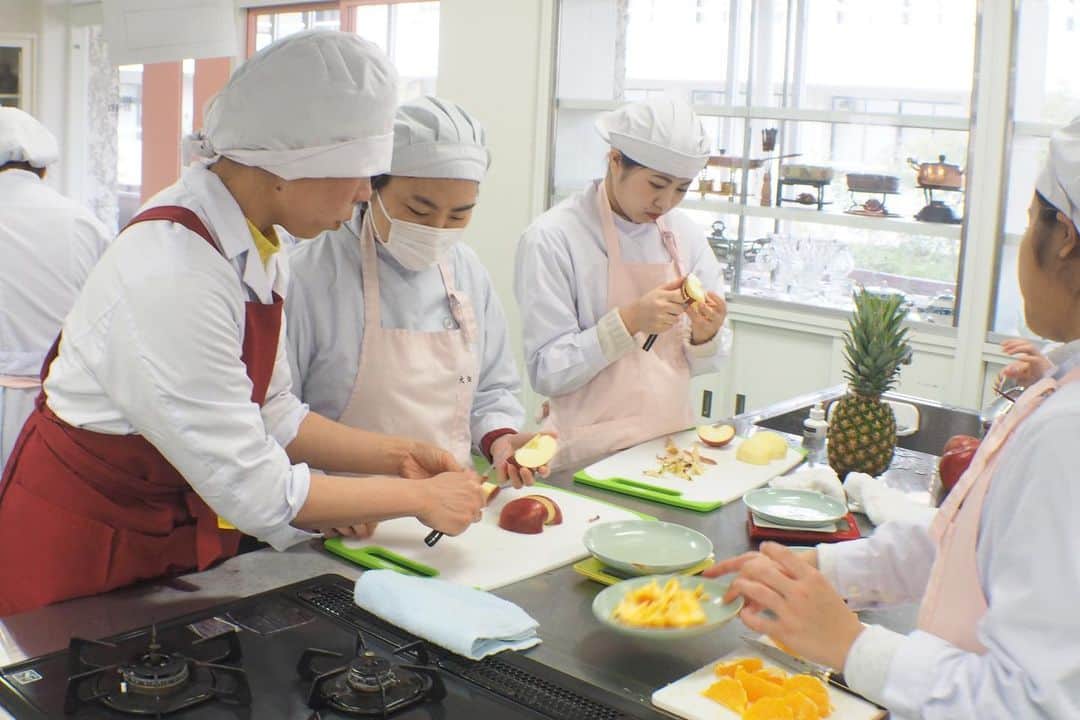 福岡女子短期大学さんのインスタグラム写真 - (福岡女子短期大学Instagram)「健康栄養学科の1年生「栄養士」めざして頑張っていました！ . こんにちは、福岡女子短期大学です。 . 健康栄養学科1年生の「基礎調理学実習」にてフルーツカッティングを行っていました。 . 実際に「栄養士」として勤務した場合、フルーツを一口大にカットすることも多々あります。 . どれぐらいの大きさが適切か、入院患者さん・保育園の子ども達が口をどれぐらい広げるかを考えながら、フルーツを実際にカットしました。 . また、フルーツをカットした際に出る廃棄も、「栄養士」のカットの技術で減らすことが出来ることも紹介。廃棄をいかに抑えるかも意識しながら挑戦していました。 「栄養士」を目指して1年生頑張っていました。 . この投稿をご覧になって「いいね👍」「役に立った」と思われた方は、 @fukuoka_wjc をフォローをお願いします。 . ========[ お知しせ ]====== 福岡女子短期大学の資料（2020大学案内📕学生募集要項）を無料送付中です。本学ホームページ📲からお気軽に申し込みください🌟 ====================== . 子ども学科/健康栄養学科 音楽科/文化教養学科 . 福岡女子短期大学 住所：‪‪‪‪福岡県太宰府市五条四丁目16番‬1号‬‬‬ tel：‪‪‪092-922-4034‬‬‬（代表） . #福岡女子短期大学　#福女短　#健康栄養学科　#福岡女子短期大学健康栄養学科　#栄養士　#栄養士のたまご　#栄養士の卵　#栄養士になるには　#福岡　#管理栄養士　#管理栄養士の卵　#管理栄養士のたまご　#料理好きな人と繋がりたい #調理好きな人と繋がりたい #調理実習　#夢に向かって　#授業中　#短大生　#大学生　#写真好きな人と繋がりたい #写真撮るのが好きな人と繋がりたい #栄養教諭　#栄養士になりたい」1月9日 18時08分 - fukuoka_wjc