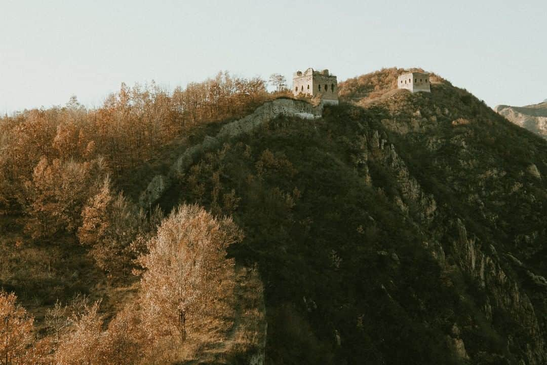 National Geographic Travelさんのインスタグラム写真 - (National Geographic TravelInstagram)「Photo by @kiliiiyuyan | A portion of China's Great Wall stands out in early winter. This section of the wall was protected and maintained by a volunteer whose family lineage here goes back at least 500 years. Today his post is officially sanctioned, and this historical monument, which can be seen from space, carries on into the 21st century. Follow me, @kiliiiyuyan, for a closer look at human cultures. #china #greatwall」1月9日 18時08分 - natgeotravel