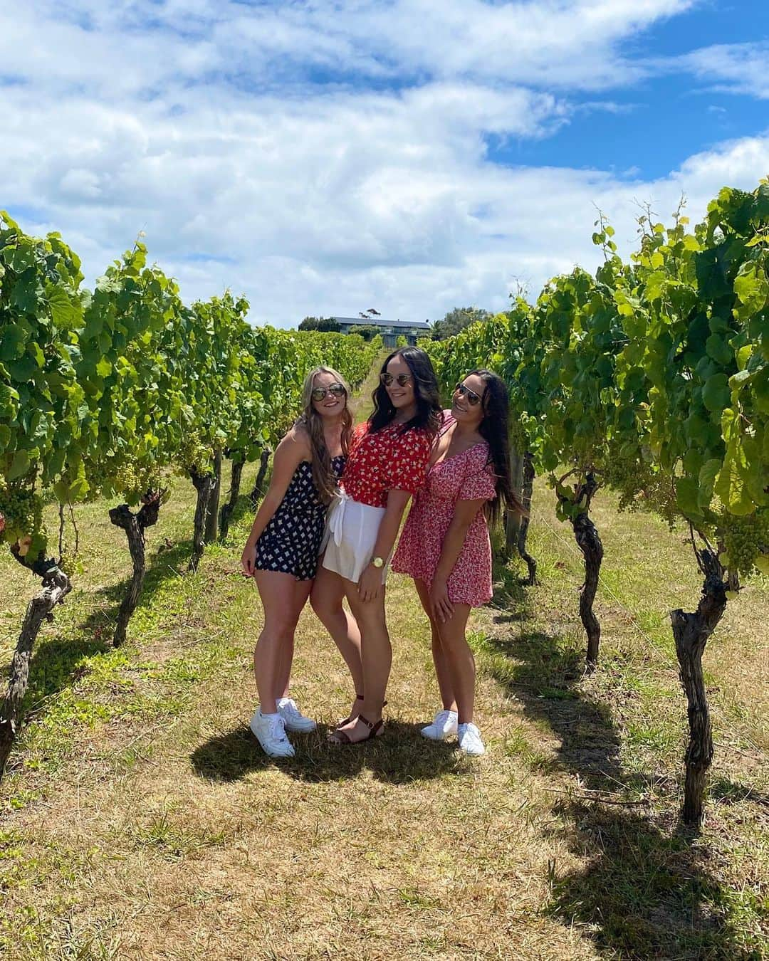 Estella Matthewsonのインスタグラム：「Vineyard hopping with the best of them 🍾🍇」