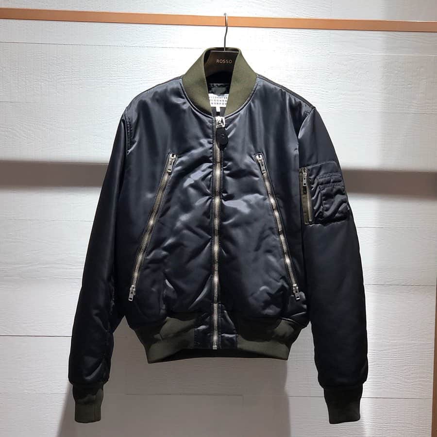 ROSSO MENさんのインスタグラム写真 - (ROSSO MENInstagram)「・ Maison Margiela style : CLASSIC NAYLON JACKETS col : ANTHRACITE size : 46 ¥208,000+TAX﻿ → SPECIAL PRICE  style :COTTON JERSEY T-SHIRTS col : WHITE size : 44,46 ¥46,000+TAX﻿ → SPECIAL PRICE  NAMACHEKO style :BAWANIM TROUSER col :GREY size : XS,S,M ¥62,000+TAX﻿ → SPECIAL PRICE  ROSSO ミント神戸店﻿ Tel : 078-230-4710﻿ ※こちらの商品は店舗通販も承ります。 ※上記店舗のみでのお取り扱いにつき、お問い合わせにつきましても上記の店舗までお願い致します。 #ROSSOMEN #URBANRESEARCHROSSOMEN #ROSSO #urbanresearch﻿ #fashion #ootd #ootn #style #trend #outfit #instafashion #coode #coordinate #ファッション #コーディネート #mensstyle #mensfashion #menswear #fashion #fashiongram #fashionpost #fashionmen #fashionmenswear #fashionstyle #今日の服 #instagood #maisonmargiela #namacheko #ハの字」1月9日 16時54分 - urban_research_rosso_men