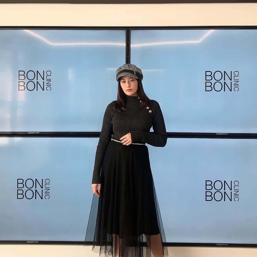 平田梨奈さんのインスタグラム写真 - (平田梨奈Instagram)「今日は　@bonbonclinic で初めてのHIFUのソノクイーンという機械で施術をしました😊クリニックはアメリカのスタジオみたいなおしゃれな空間でインスタ映えでした🎬他にもいろんな施術できるから↓のアカウントから見てみてね❤️ @bonbonclinic  #bonbonclinic #ソノクイーン #ハイフ #リフトアップ　#hirafashion」1月9日 16時57分 - hirari_official