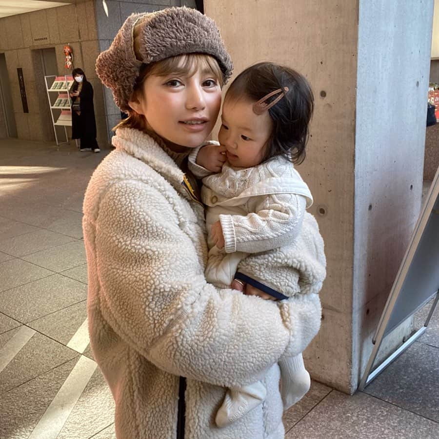 長谷川あやさんのインスタグラム写真 - (長谷川あやInstagram)「☃️☃️☃️ #baby #mama #llbean #令和ベイビー #生後7ヶ月 #0歳 #赤ちゃんのいる生活 #新米ママ #女の子ママ #小夏のいる生活 #親子コーデ #リンクコーデ ・ ・ ・ 万全な防寒対策してお家でたら なかなか暑かった今日😂✌️‼️‼️ ・ このアウター めちゃくちゃあったかい🧥💛 @llbean ・ 小夏の前髪がどんどん 伸びてきているので あやがくれたぱっちん止めが （今の時代ぱっちん止めっていうのかな⁉️笑） とっても役立ってる👏😍💓 @ancororiin ・ 👶のコーデの詳細はこちら👇 @konatsumaru_0518」1月9日 17時02分 - ayasuke_0516