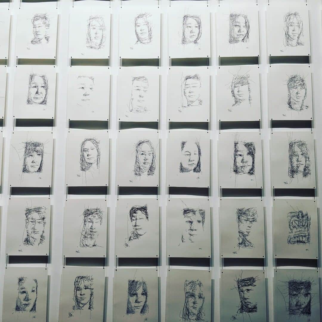 此ノ木よしるさんのインスタグラム写真 - (此ノ木よしるInstagram)「AIがアナログで描いた似顔絵の数々 #森美術館 #未来と芸術展」1月9日 17時12分 - y_konogi