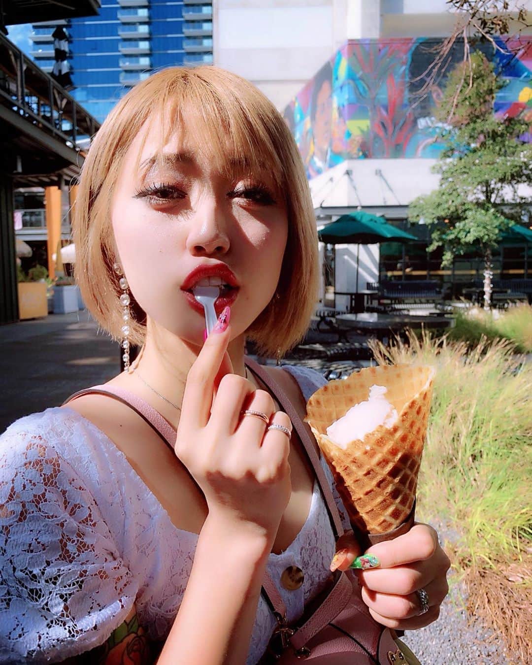 のインスタグラム：「. 今日はハワイに住んでいるお友達　@timbretantrums と１日ホノルルツアーしてました🌺 ローカルな所に連れて行ってくれるから感謝😢💕✨✨ このkaka’akoで食べることができるガーリックシュリンプ🦐ほんっと美味しい☺️💖 . Butterfly っていうアイス屋さんのジェラートもオススメです🌈🐋 . . #hawaii #trip #travel #icecream #dessert #garlicshrimp #honolulu #waikiki #kakaako #local #localfood #blond #shortbob #ハワイ　#ホノルル　#ワイキキ　#ジェラート　#アイスクリーム #カカアコ　#ローカル　#ガーリックシュリンプ　#旅行　#バケーション　#南の島」