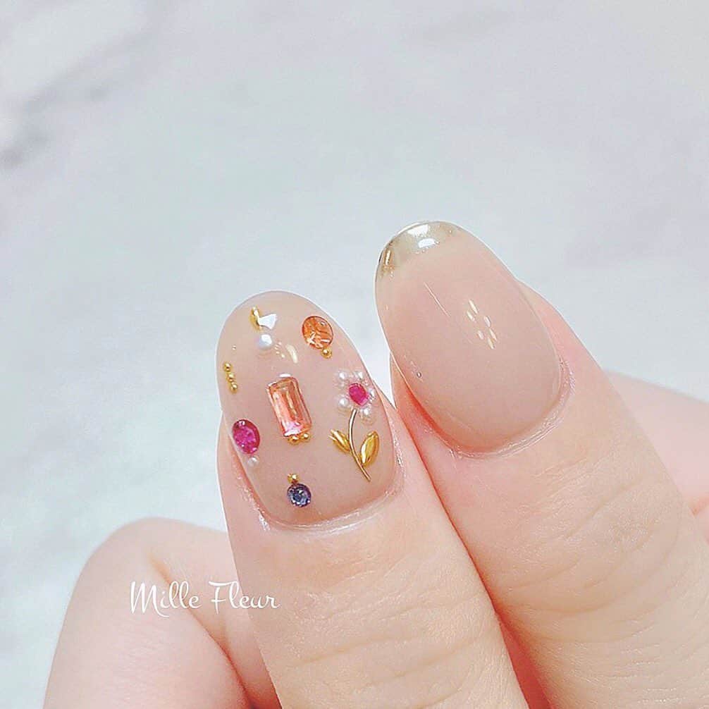 のインスタグラム：「キラキラ可愛い💕参考にしたいおしゃれネイル5選💅🏼 . @weddingnews_editor まいにち150記事を配信♩アプリもよろしくね💕 . . 📷本日のカバーPhoto🕊♩+ﾟ* . @millefleur_kobe さん . ブライダルネイルにぴったり♡millefleur_kobeさんのおしゃれな #ネイル 💅🏼 . カバーはシンプルで可愛い💓ヌーディーベージュ×ビジューフラワーのデザイン🌼*･ . ビジューで作られたお花が可憐ですよね✨ベースがシンプルな #ミラーフレンチ なので、さりげなく華やかさ演出できます😍 . ほかのネイルも素敵なので、ぜひスワイプ👉🏻してみてくださいね💕 . . . ＼本当の料金がわかる／ ウェディングニュース式場検索💒 @weddingnews_concierge . . 埼玉の予約件数ランキングTOP4をご紹介します✨✨ . . 💟１位：アルタビスタ ガーデン《大宮駅》【ID：156】 . . 💟２位：アーヴェリール迎賓館 大宮《さいたま新都心》【ID：157】 . . 💟３位：ステラ・デル・アンジェロ《さいたま新都心駅》【ID：40】 . . 💟４位：キャメロットヒルズ《大宮駅》【ID：89】 . . 💒【式場IDとは？】 →@weddingnews_concierge の🔗に式場のID番号をいれると式場の詳細（本当の料金・口コミ・写真など）がチェックできます😊 . . 来週は兵庫のランキングをご紹介します✨ 他のエリアも続々とご紹介予定なのでぜひお楽しみに😊✨ . . . ⬇︎関連アカウント⬇︎ . 🕊メインアカウント 【 @weddingnews_editor 】 . 💒インスタグラムで式場探し 【 @weddingnews_concierge 】 . 👰花嫁から式場探し 【 @weddingnews_brides 】 . . その他、編集部からの連絡専用 @weddingnews_contact や、スタッフ個人の連絡用として @WN_xxxx（xxxは個人名）があります💕 . . …………………………… ❤️ウェディングニュースとは？ …………………………… . 花嫁のリアルな”声”から生まれた、花嫁支持率No1✨スマホアプリです📱💕 . . 🌸知りたい… #結婚式準備 に役立つ記事を毎日150件配信中♩ . 🌸見たい… インスタの #ウェディング 系投稿TOP100が毎日チェックできる＊IG画像の複数ワード検索も可♩ . 🌸叶えたい… 式場をはじめとした  #結婚式 関連の予約サイトが大集合♩ . 🌸伝えたい… 自分の結婚式レポ『マイレポ』が簡単に作れる♩卒花嫁のレポが読める♩ . . @weddingnews_editor のURLからDLしてね✨ . . . #花嫁 #ウエディング #プレ花嫁 #プレ花嫁準備 #2020春婚 #2020夏婚 #冬ネイル2020 #冬ネイル #2020冬婚 #2020秋婚  #全国のプレ花嫁さんと繋がりたい #プロポーズ #ビジューネイル #ヌーディーネイル #ベージュネイル #ネイルサロン #ジェルネイル #ネイルアート #ネイルデザイン #ウェディングドレス #ミラーネイル #ネイルチップ #ウェディングニュース #ウェディングネイル」