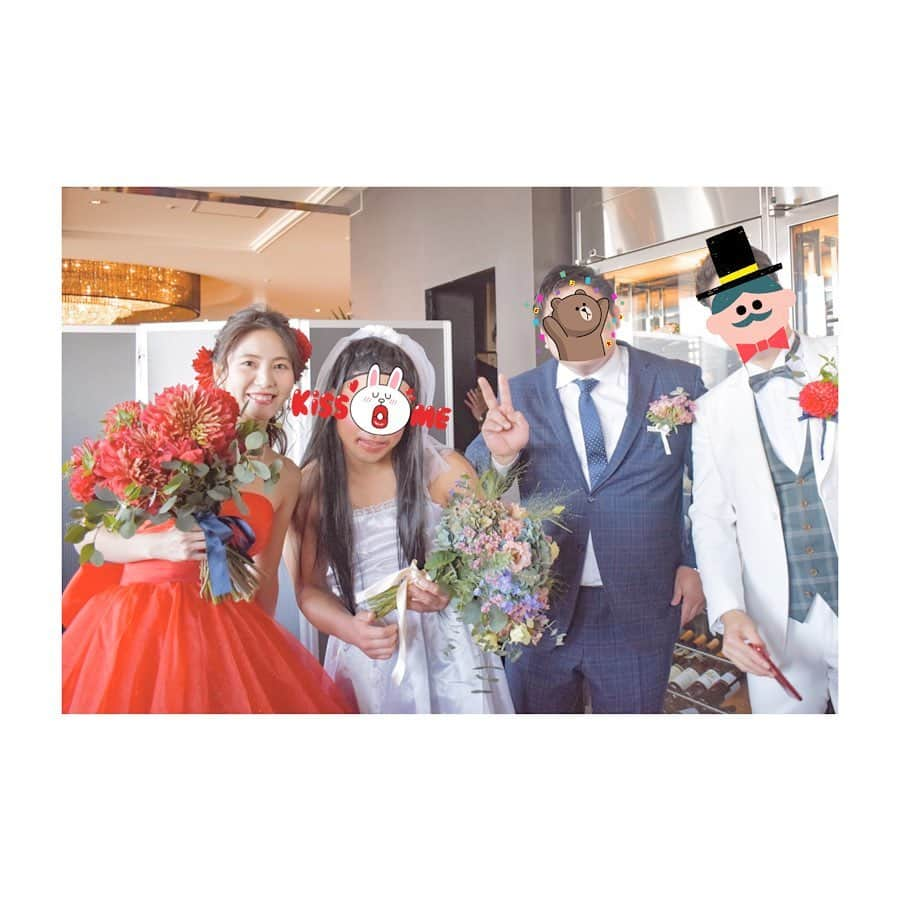 大崎みらいさんのインスタグラム写真 - (大崎みらいInstagram)「、 #ちゃんみらwedding 、 再入場（＾_＾） お色直しはカラードレス👗 期待通りに真っ赤なドレスにしたよ！ ずっと色だけは決めてた😏 、 カープレッド！ ももちろんあるし、 シンプルに赤が好き❤️ 、 髪飾りとブーケは 合わせてもらって、 咲きかた違いの#ダリア こだわってもらったよ！ 、 新郎側余興として 再入場のとき、 本番通りに再入場アナウンス してもらって曲も 美女と野獣のBGM流して ドアを開けたら この2人がいるっていう ドッキリ？をしたよwwww 、 女装もしっかりやってくれて 一切笑わずやり切ってくれた 2人には大感謝ですwww 、 このあとめっちゃ 色んな人と写真撮ったってww 、 再入場で 違う人入場させるなんて 前代未聞ですって 式場のスタッフの皆さんも 笑ってくれたし なによりゲストの皆様が 結婚式場でこんな笑うの？ ってくらい大爆笑してくれたので とっても嬉しかった🤣💕 やってよかった〜❤️w 、 髪型はポニーテールっぽく ハーフアップにしたよ〜😍 、 楽しかったな〜🤣🤣🤣 、 、 、 、 #happy #wedding #結婚式 #卒花嫁 #卒花嫁レポ #結婚 #挙式 #ウェディングフォト  #ウェディングドレス  #ヘアアレンジ #ウェディングヘア  #ブーケ #love #ウェディングブーケ #品川 #thelandmarksquaretokyo  #ランドマークスクエア東京 #花嫁 #友達 #friends #結婚式レポ #時差スタグラム」1月9日 17時15分 - miccolo3