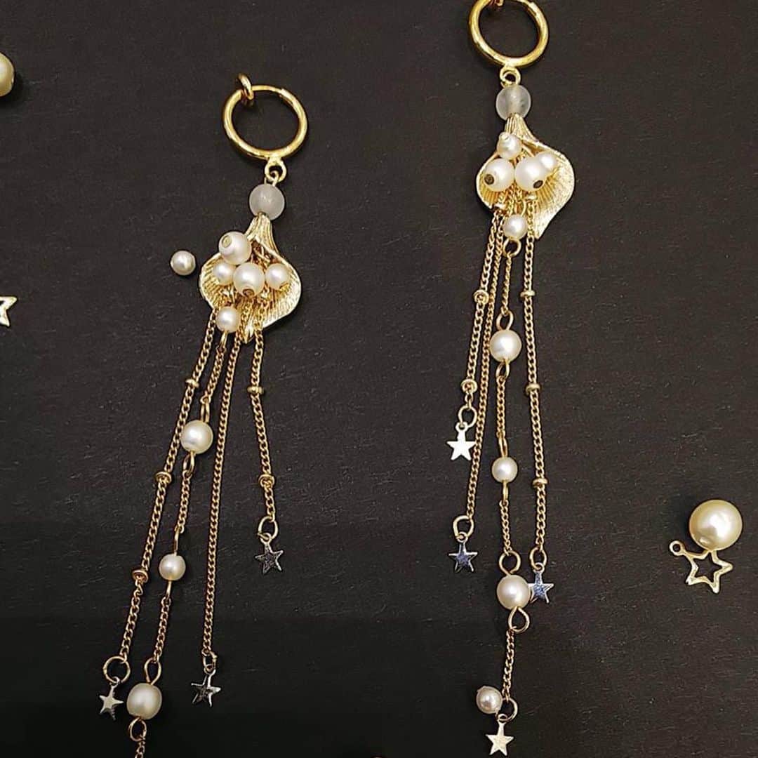 パーツクラブ Partsclub スタッフオリジナル商品さんのインスタグラム写真 - (パーツクラブ Partsclub スタッフオリジナル商品Instagram)「⭐️イオンモール徳島店⭐️ 🎍明けましておめでとうございます。 今年も徳島店をよろしくお願い致します🎍  1枚目：ブレスレットとブローチ 2枚目：イヤリング  ブローチは着物にも合うように 和風っぽく作りました(^^) ブレスレットは新商品のジュリークリップ や紐、天然石を使って作ってます♪ イヤリングはパールと星のチャームを使って チェーンでぶら下げてます❤️ #partsclub#パーツクラブ公式アカウント #パーツクラブ#徳島店#イヤリング #ブローチ#ブレスレット#和風#天然石 #スタッフ募集中##求人募集」1月9日 17時17分 - partsclub_staff