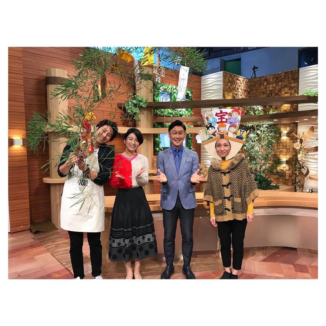 のインスタグラム：「2020年のかごしま4も今週からスタートしました！  今日の早稲田さんの顔ハメ中継は福がたくさんやって来そうな七福神💕十日戎を前に戎神明神社から伝えてもらいました✨  つばさくんの男メシは鏡開きを前にミルキーぜんざい🌈 にぎやかにお送りしました。  今年も木曜メンバーをよろしくお願いします🙇‍♀️ .  #かごしま4 #MBCテレビ #下山英哉アナウンサー #増永気象予報士 #早稲田裕美子 さん #パイナップルつばさ くん」