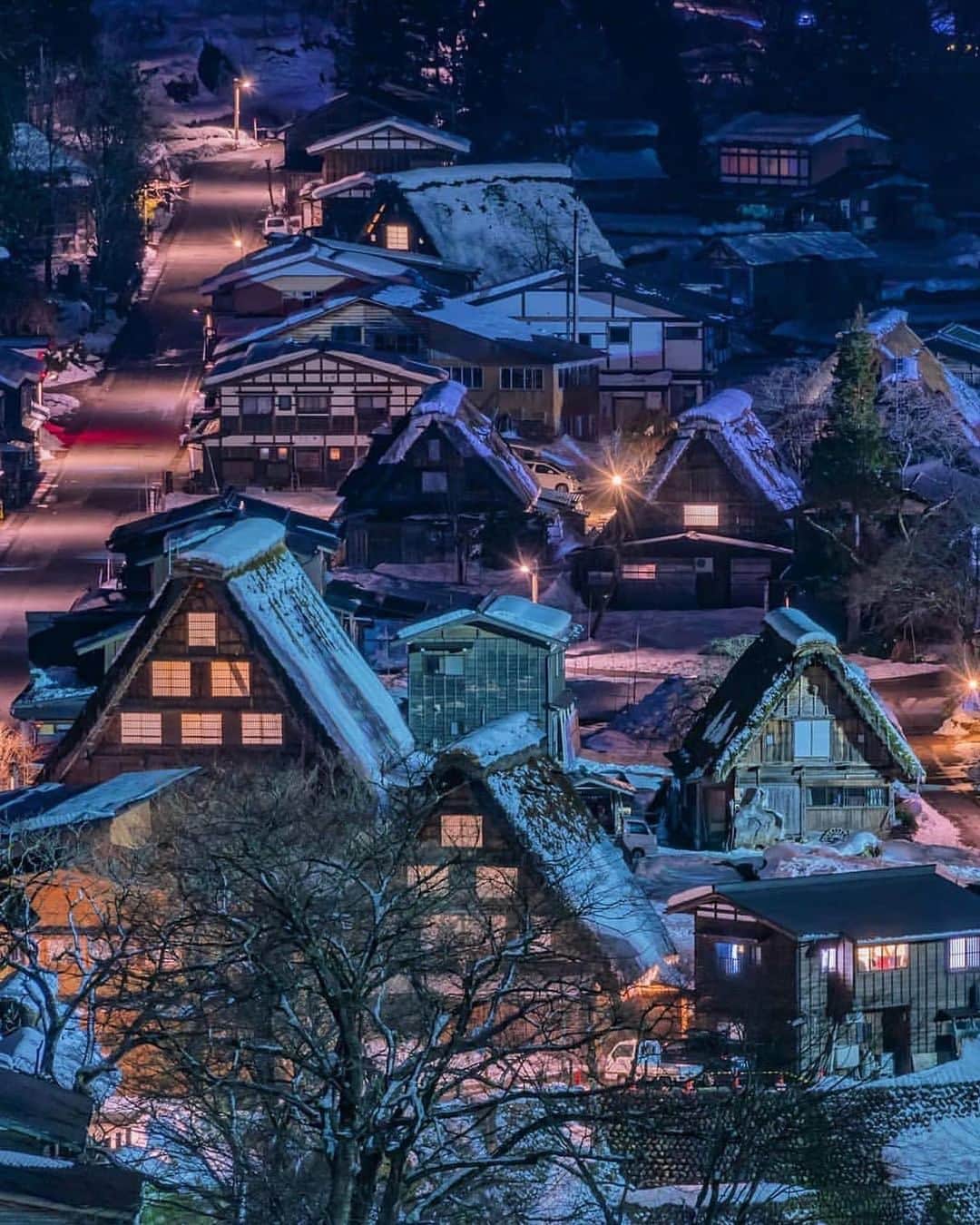 aumoさんのインスタグラム写真 - (aumoInstagram)「【#冬景色×#日本の風景 】 . 岐阜県白川村にある「#白川郷 」にて撮影されたお写真📸 . 雪の積もった白川郷❄️ まさに日本が誇る絶景ですね☺️✨ . Credit：@tsumizo  さん 素敵なお写真をありがとうございます！ . あなたが撮影した素敵な写真に 「#aumo」を付けて教えてください♡ あなたの投稿が明日紹介されるかも♪ . aumoアプリは毎日配信！おでかけや最新グルメなどaumo読者が気になる情報が満載♡ ダウンロードはプロフィールのURLから✔︎ (iPhone&Android版) . . #岐阜県#岐阜#日本の絶景#冬#インスタ映え #雪景色 #女子旅#絶景#旅#東京散歩 #team_jp_ #igersjp #japan_daytime_view #wu_japan  #bestjapanpics #japan_of_insta #art_of_japan_ #ptk_japan #photo_jpn #lovers_nippon #tokyocameraclub #あなたとみたい景色#フォトジェニック」1月9日 17時18分 - aumo.jp