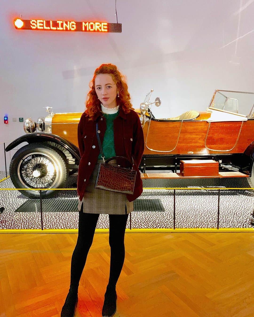 ベッキー・クルーエルのインスタグラム：「lovely few days spent exploring London! v&a cars and mary quant exhibitions 🌟 seeing my family!」