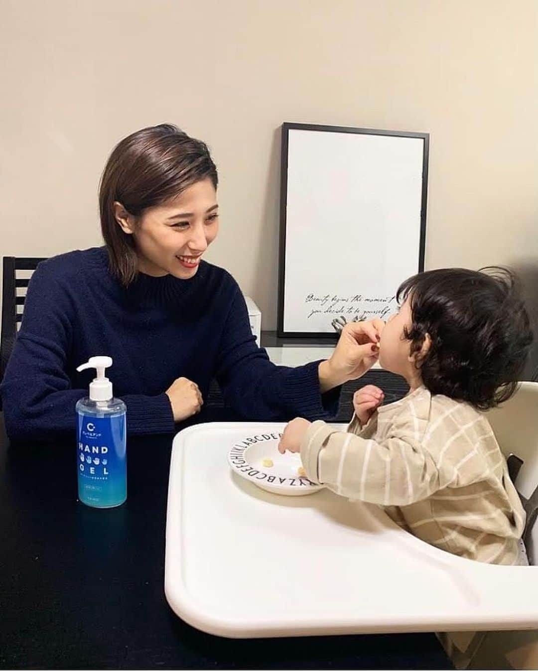 のインスタグラム：「. 毎年大変お世話になっている空間除菌のクレベリンから新ブランド「クレベ＆アンド」手指専用の消毒剤、ハンドジェルが発売されました👏✨！ . 冬の感染対策として手指の消毒が大切だということですが、これはウイルス・菌を消毒するだけでなく、消毒による手荒れにも配慮されている商品なんだとか👏 確かに使用感も手荒れに配慮されてる感じがすごく分かる！ 帰宅時はもちろんだけど、おやつの前とかにも使っているよ〜！ できるだけ菌を持ち込まないように玄関先ですぐにハンドジェルするのが大切みたい！ (我が家は玄関に置く場所がないので、リビング入り口に置いていますが) 子供がいるのでより一層菌には敏感に😤 デザインもシンプルなので、家に馴染んでいい感じ✨ . 公式アカウントではプレゼントキャンペーン実施中です🎁 . #クレベリン#クレベアンド#ハンドジェル#子どものいる暮らし#消毒#cleverin_PR @cleverin_official」