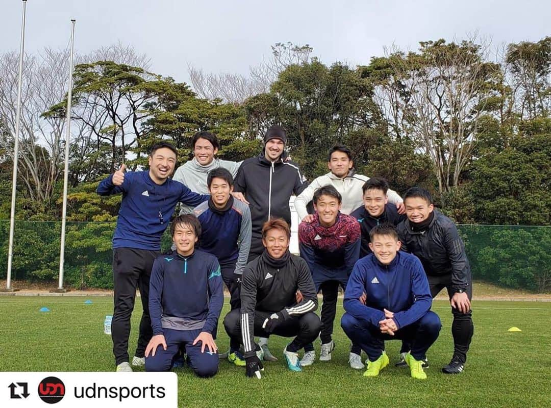 清武弘嗣さんのインスタグラム写真 - (清武弘嗣Instagram)「仲間👍  #Repost @udnsports with @make_repost ・・・ 先日清武選手を中心に数日UDN合同自主トレが行われました⚽️🏃‍♂ 選手同士、初対面の選手もおりましたが、先輩選手の経験を伝えたり、その中でシーズンスタートに向けた良い準備ができたのではないかと思います！ ぜひ選手への応援よろしくお願いします。  #training #シーズンに向けた #準備 #自主トレ #udnfoundation﻿#udnsports #udn ﻿ #ハーフナーマイク #清武弘嗣 #永戸勝也 #戸嶋祥郎 #岡田優希 #中山克広 #坂元達裕 #奥抜侃志 #荻原拓也 #小林友希」1月9日 17時25分 - kiyotake_hiroshi_official