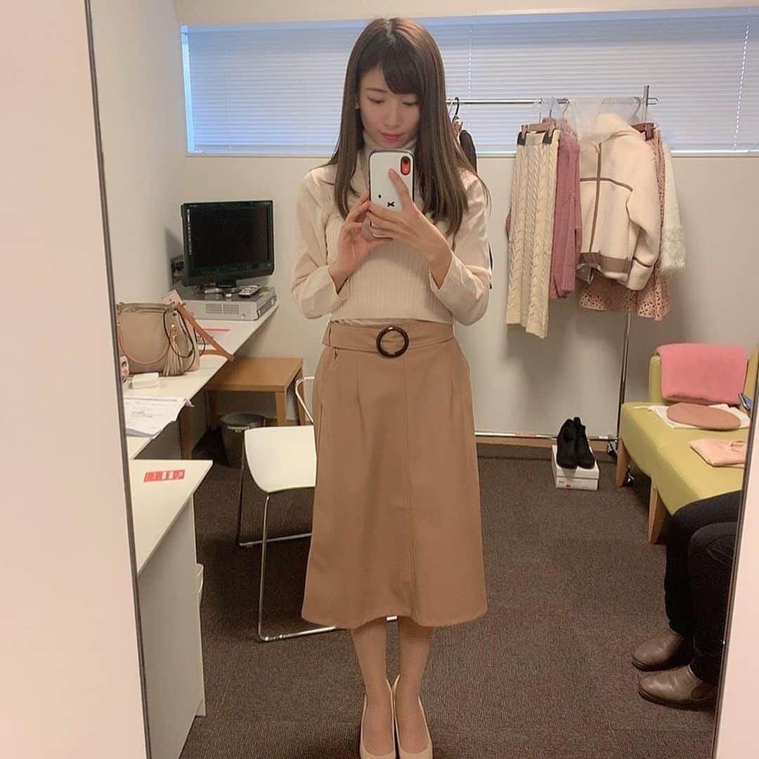 竹村美緒さんのインスタグラム写真 - (竹村美緒Instagram)「今年から 朝日放送(ABC)『キニナリーノ！』 に出演することになりました🌼  明日がその初回の放送です。  毎回スタイリスさんが衣装を見繕ってくださるんですが、 普段自分が着ないような雰囲気のお衣装ばかりでとても新鮮な気持ち😊  明日、 朝10:25〜放送です。  みてね😊🌼」1月9日 17時35分 - takemuramio