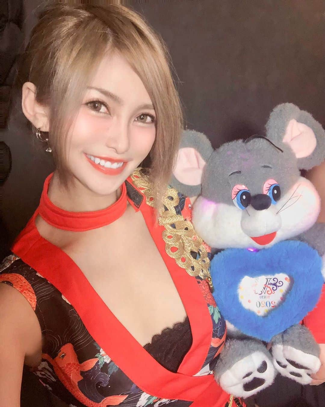 竹村寿美佳（すうちゃま）さんのインスタグラム写真 - (竹村寿美佳（すうちゃま）Instagram)「帰国しました✈️ストーリーなどDMありがとうございます👼🏻🌤 そのまま美容室来てるよお💓 外出たら寒くなってるかな？⛄ 明日から仕事始め💡  @v2tokyo 出演です🎧🎶💕今年初のV2だあ🌟そしてそのままオートサロンだよ❣️ _  #v2tokyo#gogodancer#kimono#クラブ#六本木#ダンサー#ハーフ#お正月#着物#和装#旅行#帰国#イメチェン#ねずみ#ぬいぐるみ#鼠年#金髪#モデル#キャンギャル#インフルエンサー#自撮り#セルカ#メイク#休日#イベント#シャンパン#ファッション#コーデ#東京オートサロン#オートサロン」1月9日 17時47分 - suuchamav3v