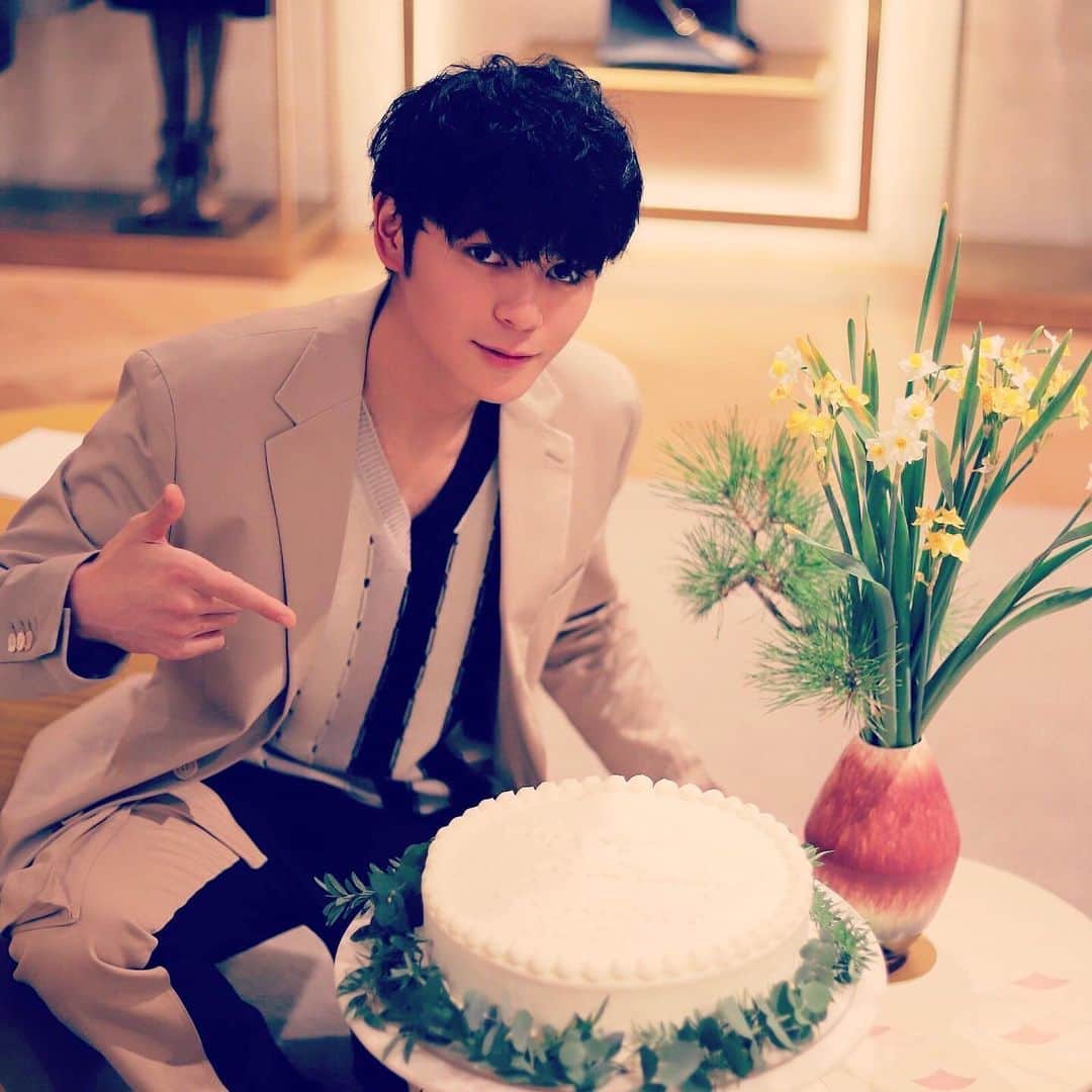 眞栄田郷敦のインスタグラム：「本日、20歳を迎えました！ まずはやっぱり！産んでくれた親に感謝です。 そして、20年間で僕と出会ってくれて、育ててくれて、支えてくれて、応援してくれた全ての方々に感謝です。 みなさんがいなければ今の僕はいないなぁ。と、改めてそう思い直す一日となりました。本当にありがとうございます。 まだまだ未熟ですが、これからも目標に向かって精進して参りますのでお願いいたします！」
