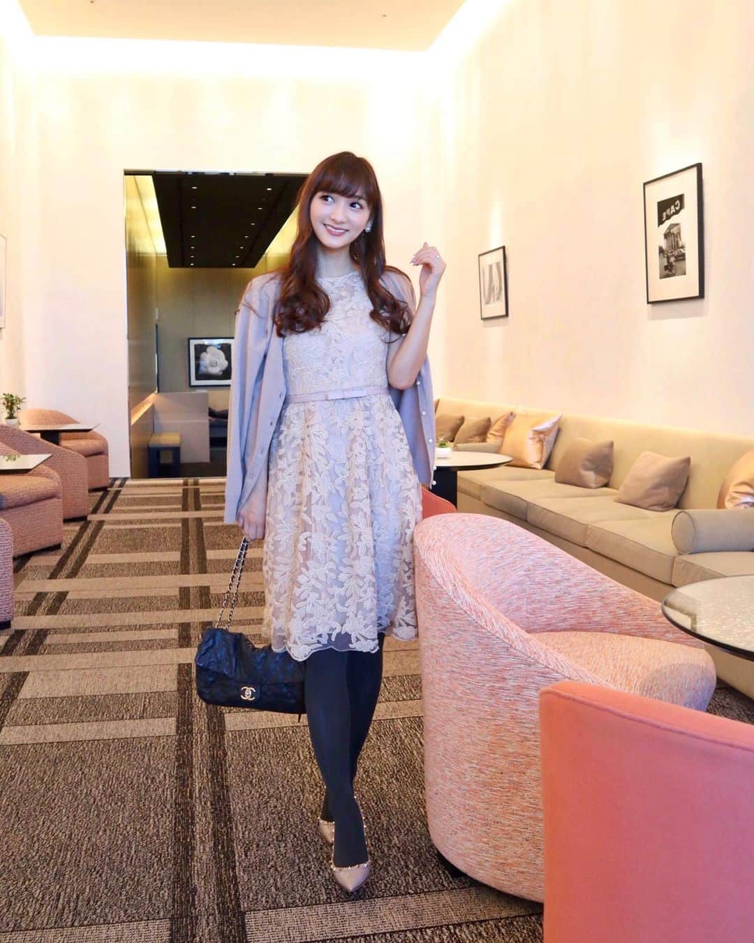 のインスタグラム：「転職して嬉しすぎる平日休み💗 行ってみたかったお店でランチしました👼  夜は大好きな前職の仲良しさんたちに会えるし、幸せすぎる1日だなあ🥺💕 2枚目のお写真は年末の送別会でいただいたお品✨ 皆優しくて仕事ができて、これからもずーっと大好きな職場です💖  dress : #jillstuart #ジルスチュアート cardigan : #apuweiserriche #アプワイザーリッシェ  bag : #chanel #シャネル shoes : #valentino #ヴァレンティノ  #coordinate#ootd#Japanese#Japanesegirl#Happy#girl#girly#fashion#instafashion#instagood#rubi_fashion#冬ファッション#冬コーデ#二次会#二次会ワンピース#ピンク好きな人と繋がりたい#ピンクベージュ」