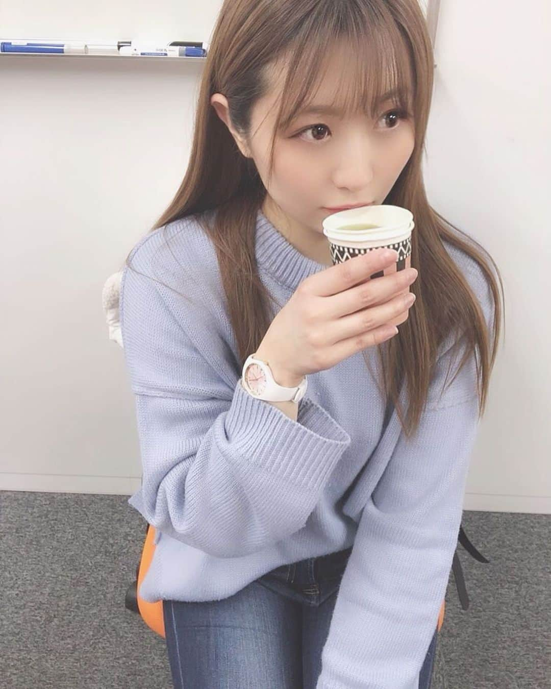 新矢皐月さんのインスタグラム写真 - (新矢皐月Instagram)「あったかいお茶が嬉しい🍵﻿ 最近カテキン摂取のために緑茶すき！！！！！﻿ ﻿ この腕時計﻿ @icewatch_jp さんの新作﻿ 「ICE pearl（アイス パール）」ホワイトピンク💖﻿ ﻿ ﻿ 全て1点もので本物の貝殻から文字盤の型を1つ1つ抜き取ってるんだって😳✨✨﻿ ﻿ キラキラだけどシリコンラバーベルトでカジュアルだから使いやすいの☺️💎﻿ ﻿ ﻿ ﻿ ﻿ @icewatch﻿ ﻿ #icewatch #アイスウォッチ #changeyoucan #腕時計﻿ #jpop #여자 #다리 #허벅지 #japanesegirl #japaneseanime #animegirl #japaneseculture #ジーンズ #ジーンズ女子 #knit ﻿ #青森 #東北  #被写体 #足 #太もも #脚﻿」1月9日 17時59分 - araya_satsuki