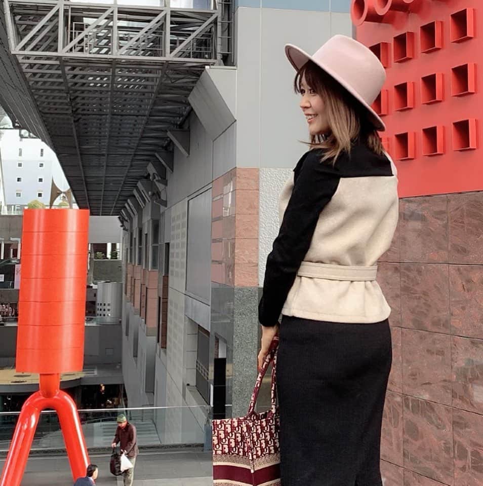 ikuさんのインスタグラム写真 - (ikuInstagram)「こんばんは♡ おつかれさまです♡ ・ 京都駅の大階段〜✨ ここの空間が結構好き🎵笑 ・ ニットのタイトスカートって暖かくて動きやすい～！ これセットアップ❣️ ・  @lilirena_ ・ バックとブーツは  @dior ・ ブーツはかなり前に買ったものなんだけど刺繍が可愛くてまだまだ履くよ笑 ・ ・ #京都駅#大階段#セットアップ#大人ファッション#大人可愛い #大人可愛いコーデ#ファッション#コーデ#カジュアル#キレイめコーデ #おしゃれさんと繋がりたい #fashion#code#ootd#cute#feminine#casual#instafashion#Kyoto#そうだ京都行こう #京都タワー」1月9日 17時59分 - cheriee515