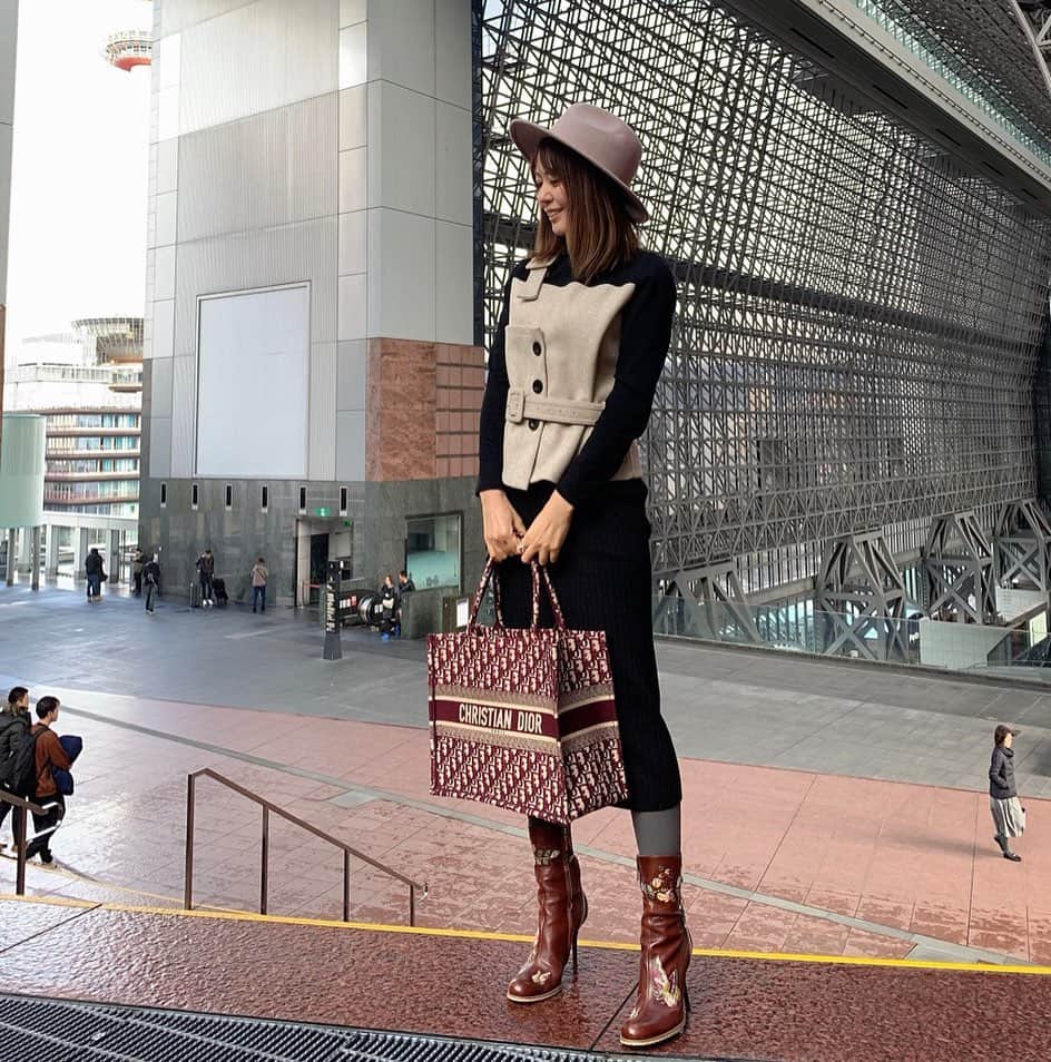 のインスタグラム：「こんばんは♡ おつかれさまです♡ ・ 京都駅の大階段〜✨ ここの空間が結構好き🎵笑 ・ ニットのタイトスカートって暖かくて動きやすい～！ これセットアップ❣️ ・  @lilirena_ ・ バックとブーツは  @dior ・ ブーツはかなり前に買ったものなんだけど刺繍が可愛くてまだまだ履くよ笑 ・ ・ #京都駅#大階段#セットアップ#大人ファッション#大人可愛い #大人可愛いコーデ#ファッション#コーデ#カジュアル#キレイめコーデ #おしゃれさんと繋がりたい #fashion#code#ootd#cute#feminine#casual#instafashion#Kyoto#そうだ京都行こう #京都タワー」