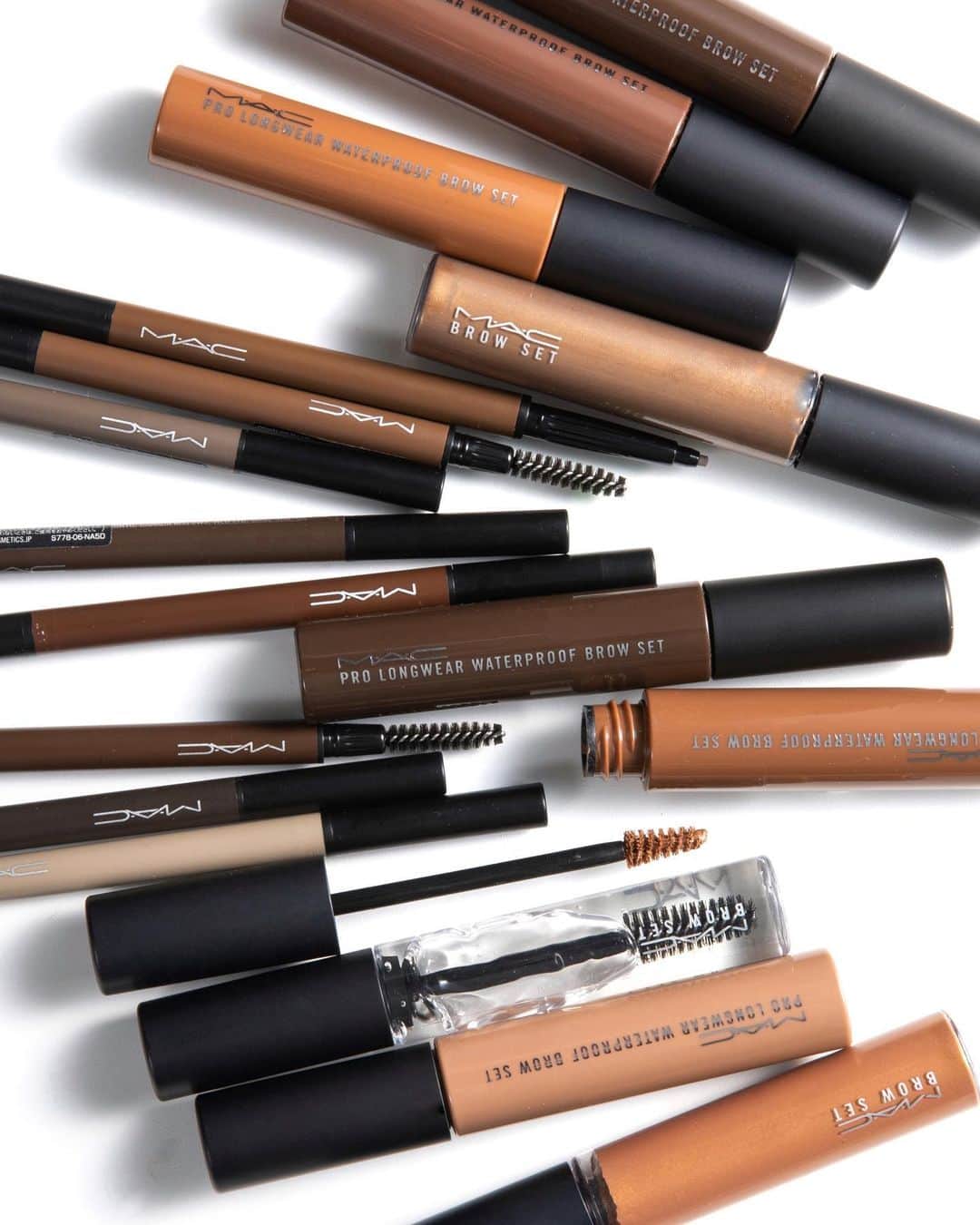M∙A∙C Cosmetics Japanのインスタグラム：「ㅤ 【今年こそは！ シリーズ ： アイブロウ編】 ㅤ ふわっと立体感のある眉メイクはM·A·Cにおまかせ！ おすすめアイテムをチェック✓ ㅤ ㅤ ↓↓製品↓↓ アイブロウ スタイラー ブロウ セット ウォータープルーフ ブロウ セット ㅤ ㅤ DESIGN: M·A·C ARTIST  RINO KASAI @rino416 @macpro_tokyo PHOTO: @takaki_iwata ㅤ ㅤ #MACCosmeticsJapan #MACコスメ #MACCosmetics #コスメ #メイク #眉メイク #アイブロウ #eyebrows #質問箱 #コスメ紹介 #セルフメイク #立体感 #makeup #beauty #cosmetics」