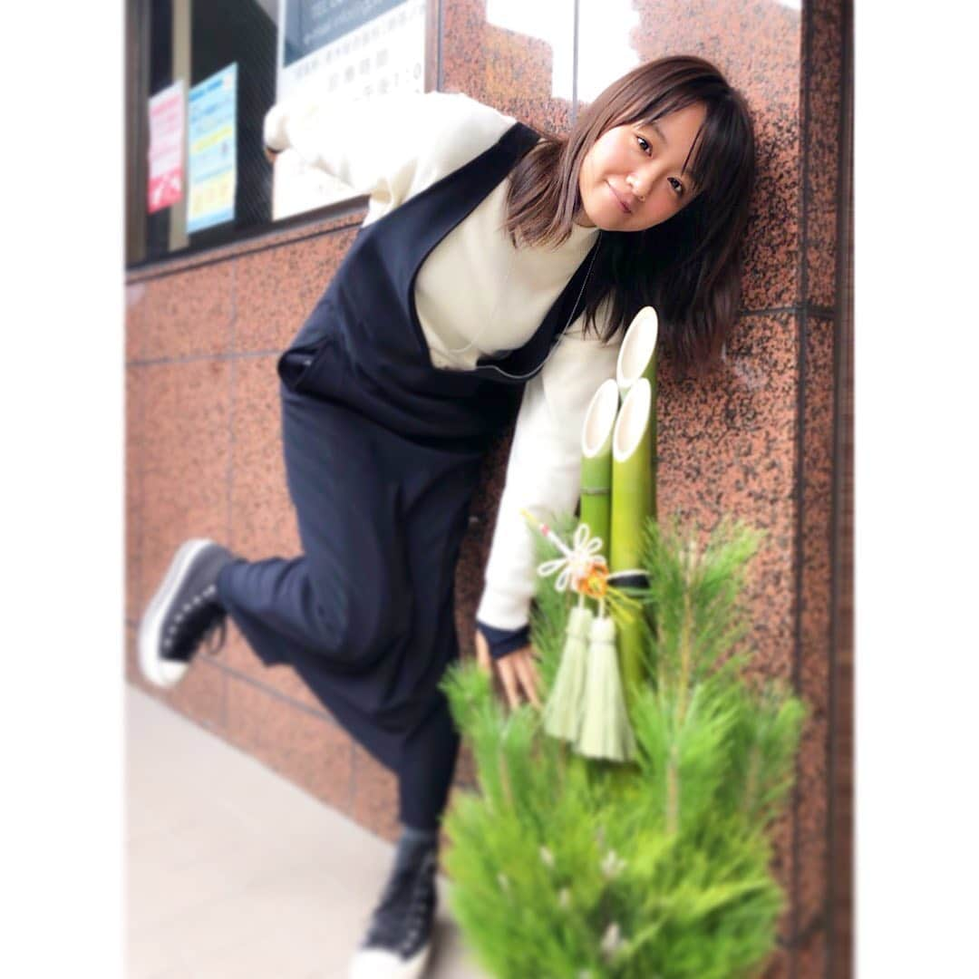 真下玲奈さんのインスタグラム写真 - (真下玲奈Instagram)「あけましておめでとう🎍② . 門松チャレンジ もうお正月も終わり…😭  . . #門松チャレンジ#門松#かどまつ#かどまつ🎍 #今度は門松です #真下玲奈」1月9日 18時00分 - r.mashitaaa.221