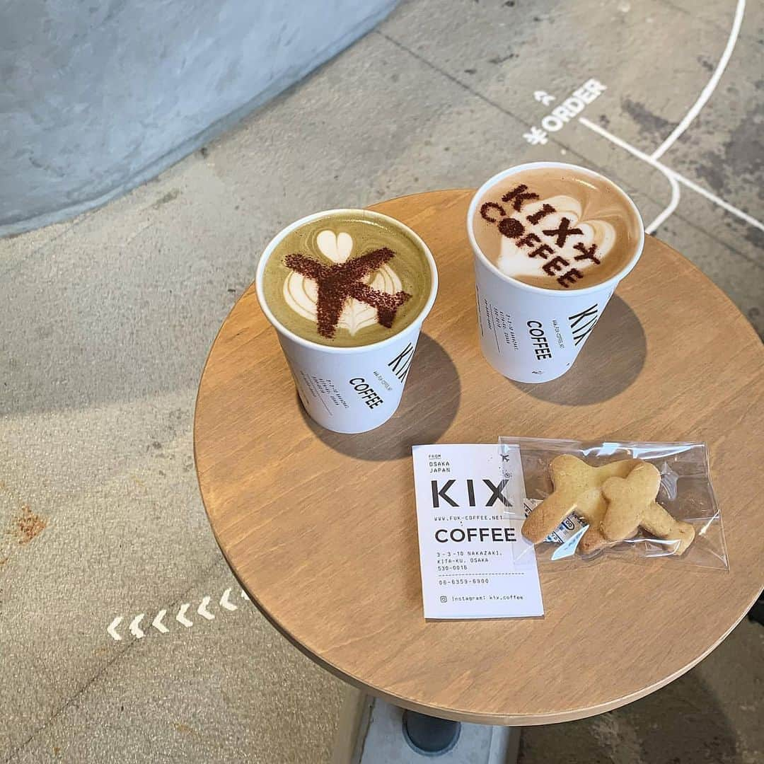 LeTRONC ルトロンさんのインスタグラム写真 - (LeTRONC ルトロンInstagram)「【 KIX COFFEE / 大阪・中崎町】﻿ .﻿ 大阪・中崎町駅から徒歩4分、昨年の12月21日(日)にオープンしたばかりのコーヒースタンド「KIX COFFEE（キックスコーヒー）」🏡﻿ ﻿ 空港の3レターコードを店名にしている福岡の #FUKCOFFEE や、長崎の #NGSCOFFEE の新たな系列店です。店内は空港・旅をイメージした内装やメニューでいっぱい🧳﻿ ﻿ コーヒー好きにはたまらない高級エスプレッソマシン "ラ・マルゾッコ"で入れたコーヒーは絶品☕✨﻿ お店の看板メニュー「カフェモカ」や「ほうじ茶ラテ」などミルク系のドリンクには飛行機のラテアートをしてもらえますよ✈✈︎﻿ ﻿ ぜひ味わいに行ってみてくださいね😋﻿ .﻿ 📍大阪府大阪市北区中崎町3-3-10﻿ .﻿ 📷写真・情報提供：@____kn26さん﻿ 素敵な投稿をありがとうございます✨﻿ .﻿ \ 一緒にルトロンinstagramを盛り上げませんか？🙋‍♀️ /﻿ #ルトロン で素敵なおでかけ体験をシェアしてくれる方を大募集しています♪投稿内容は、instagramで紹介させていただきます☺️﻿ .﻿ #letronc #osakacafe #kixcoffee #キックスコーヒー #カフェモカ #ほうじ茶ラテ #カフェラテアート #ラテアート #ラテアート好きな人と繋がりたい #latteart #sweets #スイーツ #スイーツ巡り #スイーツ好きな人と繋がりたい #インスタ映えカフェ #コーヒースタンド #大阪カフェ #中崎町カフェ #カフェ #カフェ部 #カフェ巡り #カフェ好き #カフェスタグラム #大阪グルメ #中崎町グルメ #コーヒータイム #카페스타그램」1月9日 18時00分 - letronc.m