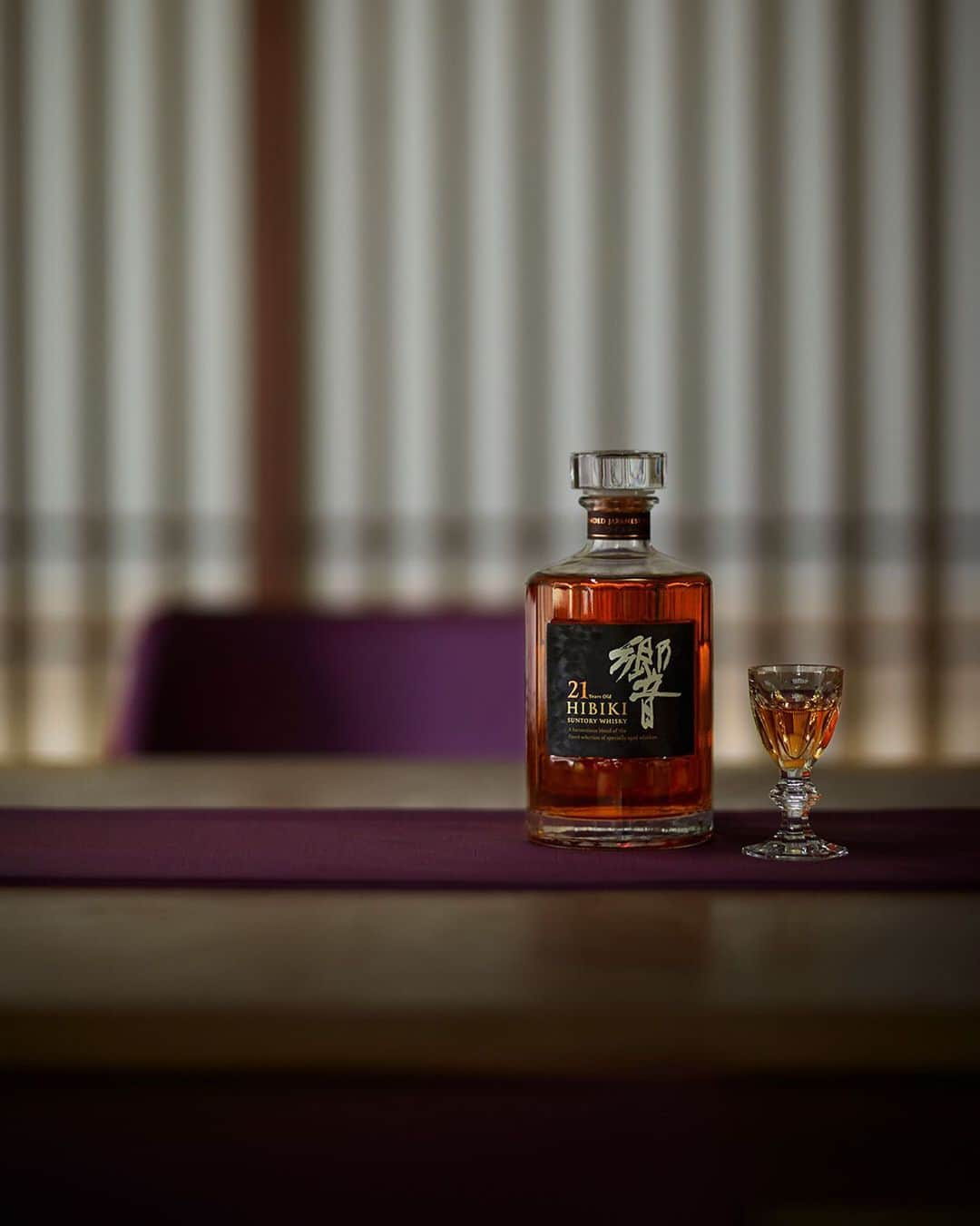 響 | SUNTORY WHISKY HIBIKIさんのインスタグラム写真 - (響 | SUNTORY WHISKY HIBIKIInstagram)「. HIBIKI TIME 特別な時を祝う「響21年」 Celebrate the start of 2020 with a glass of HIBIKI 21 Years Old.  #響 #hibiki  #2020 #新年 #正月 #新年のご挨拶 #newyear #greetings #深紫 #kokimurasaki #deeppurple」1月9日 18時00分 - suntorywhisky_hibiki