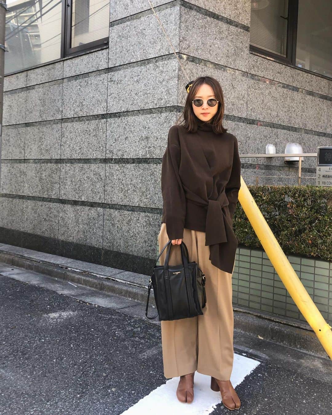 のインスタグラム：「私の所にもwaiが届いたのでデザインニットを早速🧡 きれい目なアイテムをwaiでは作ってます！ 着方次第で色々楽しめるので私はワイドパンツと合わせてメンズっぽく。 今日からSHIPS全店で発売でございます😚！ 在庫などのお問い合わせはお近くのお店までお願いします☎️WEBも追加発売してるよ！ 11日は渋谷スクランブルスクエアだよー🐥 張り切ってお待ちしております🥺🧡 #wai_ships  #履いてるパンツはジャーナルでセールになってたやつ🤤」