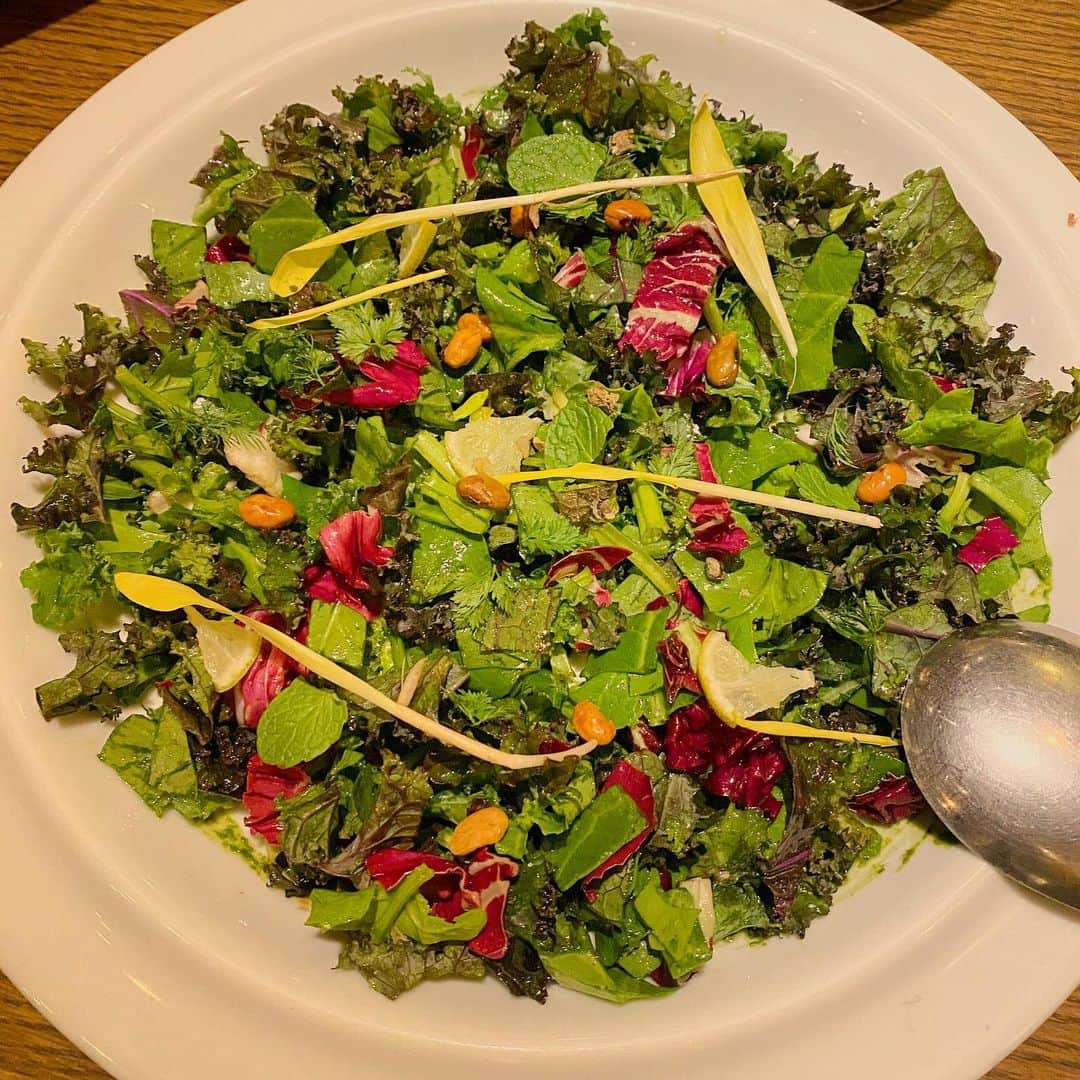 渋谷ゆりのインスタグラム：「自分を大切にしてね🥰 Be good to yourself 🥰 要好好照顧自己🥰 #ケール #サラダ #ハーブ #アンチエイジング #沙拉 #健康 #健身 #减肥 #減肥 #美容 #六本木 #roppongi #salad #vegan #organic #ヴィーガン #オーガニック #筋トレ女子 #ダイエット #diet」