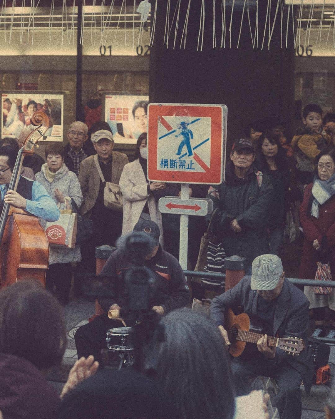 haru wagnusさんのインスタグラム写真 - (haru wagnusInstagram)「Old meets new ㅤㅤㅤㅤㅤㅤㅤㅤㅤㅤㅤㅤㅤ 当たり前のようだけど、古き良きものを大切にできる文化が日本にはあって、それは本当に世界に誇れるよね。ノスタルジーというものは、年々薄らいで行ってしまうんだろう。でもこうやって、写真で少しでも伝えれるなら、ぼくらは伝えていこうよって思うんです。 ㅤㅤㅤㅤㅤㅤㅤㅤㅤㅤㅤㅤㅤ ㅤㅤㅤㅤㅤㅤㅤㅤㅤㅤㅤㅤㅤ #TokyoOldmeetsNew #tokyotokyo #tokyotravel #asakusa #浅草」1月9日 18時03分 - wagnus