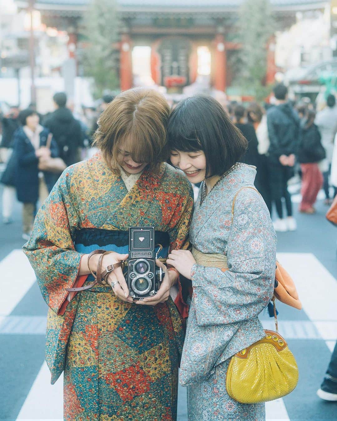 haru wagnusさんのインスタグラム写真 - (haru wagnusInstagram)「Old meets new ㅤㅤㅤㅤㅤㅤㅤㅤㅤㅤㅤㅤㅤ 当たり前のようだけど、古き良きものを大切にできる文化が日本にはあって、それは本当に世界に誇れるよね。ノスタルジーというものは、年々薄らいで行ってしまうんだろう。でもこうやって、写真で少しでも伝えれるなら、ぼくらは伝えていこうよって思うんです。 ㅤㅤㅤㅤㅤㅤㅤㅤㅤㅤㅤㅤㅤ ㅤㅤㅤㅤㅤㅤㅤㅤㅤㅤㅤㅤㅤ #TokyoOldmeetsNew #tokyotokyo #tokyotravel #asakusa #浅草」1月9日 18時03分 - wagnus