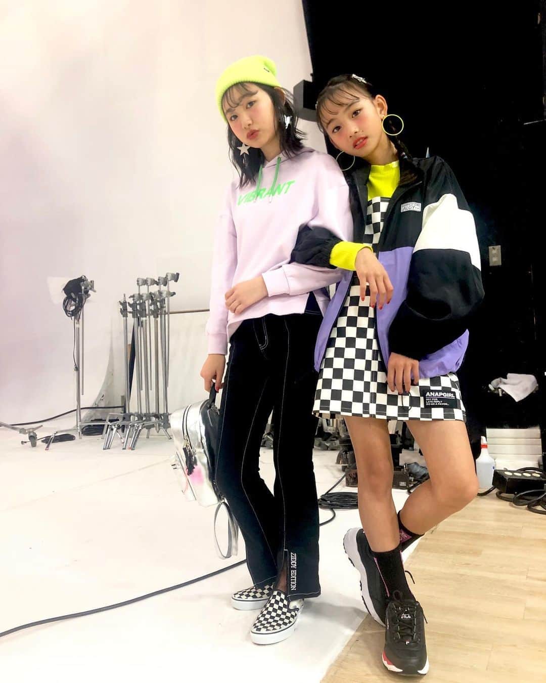 ニコ☆プチのインスタグラム：「⚡︎🍒⚡︎ 今号のカップリング連載は れいあやコンビ🐰🐰💓 . . コーデは全部自分たちで組みました👗✨ れいあや動いたぞっ🧐🖤 #川合菖蒲  #松本麗世  #れいあや」