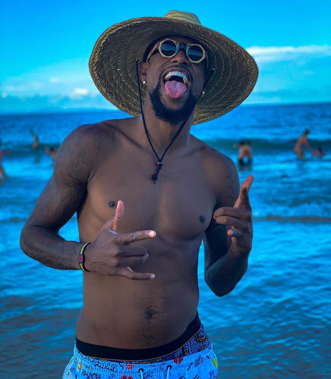 フェリペ・サンタナのインスタグラム：「NADA É EM VÃO. ACREDITE QUE SE NÃO É BENÇÃO, É LIÇÃO! .  AH MEEEU, TAVA GOSTOSINHO 🤟🏿😜🤟🏿 .  FELIZ 2020 PRA VC, REPLETO DE SAÚDE E FELICIDADES, PORQUE GENTE FELIZ NÃO ENCHE O SACO. . #vibes #sunrise #beach #happy #hype #wakanda #vaiserfeliz」