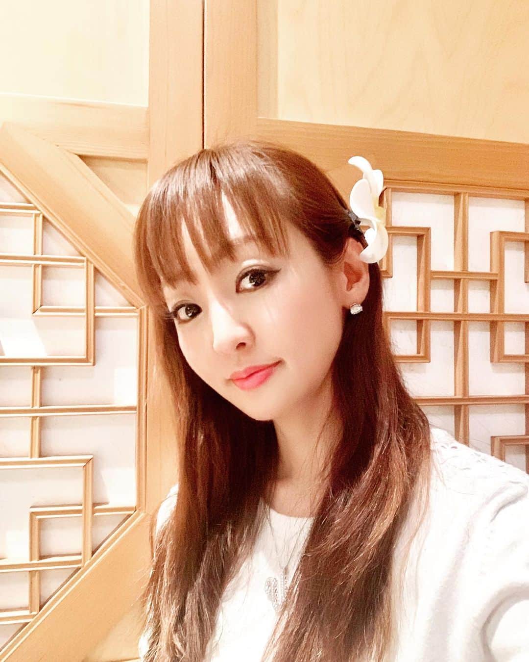 神田うのさんのインスタグラム写真 - (神田うのInstagram)「ハワイで焼肉に行くならBudnamujip（ボドナムチプ）こちらのお店が気に入っています☺️ それからずっと着けているプルメリアのヘアクリップはプラプラお買い物中に娘が20$のお小遣いの中から『ママ買って上げるよー❣️』と自分と私にお揃いで買ってくれた物です☺️ 4つで14$でした。 20$➖14$＝おつりはいくらでしょうかー❓と算数クイズもしながらお買い物してました（笑） #焼肉#ハワイ#hawaii#koreanbbq#プルメリア#プルメリアヘアクリップ#プルメリアヘアアクセサリー#プルメリア#ヘアクリップ#お揃い#母娘お揃い#母娘お揃いコーデ#母娘お揃いヘアアクセサリー#Budnamujip#budnamujiphawaii#ボドナムチプ」1月9日 9時13分 - unokandaofficial
